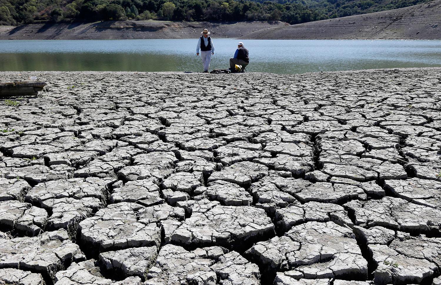 Strandkanterna vid Stevens Creek Reservoir i Cupertino i Kalifornien har spruckit sönder. Forskare har kopplat torkan i Kalifornien till klimatförändringarna.