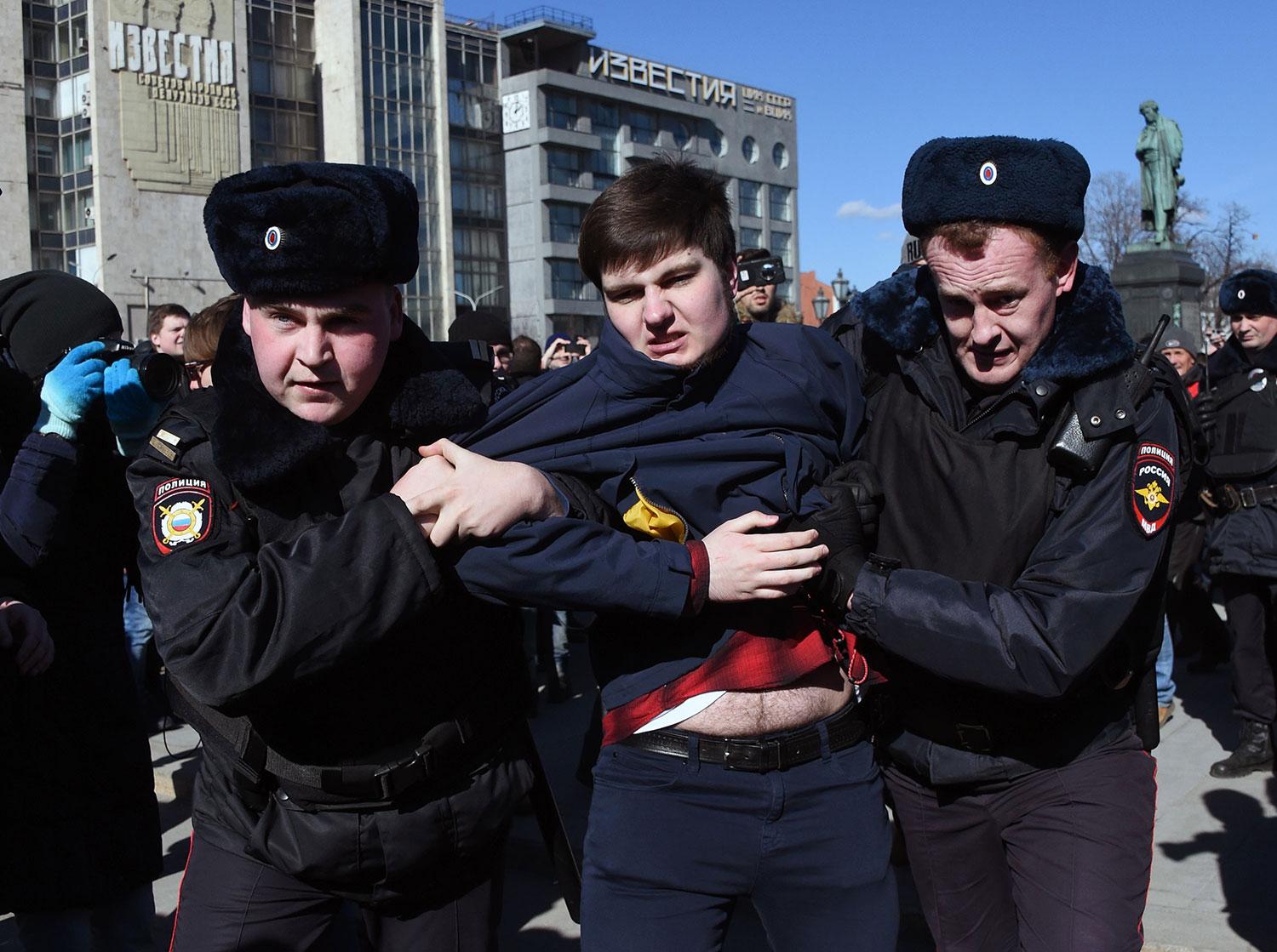 Flera personer har gripits under söndagens demonstration i Moskva.