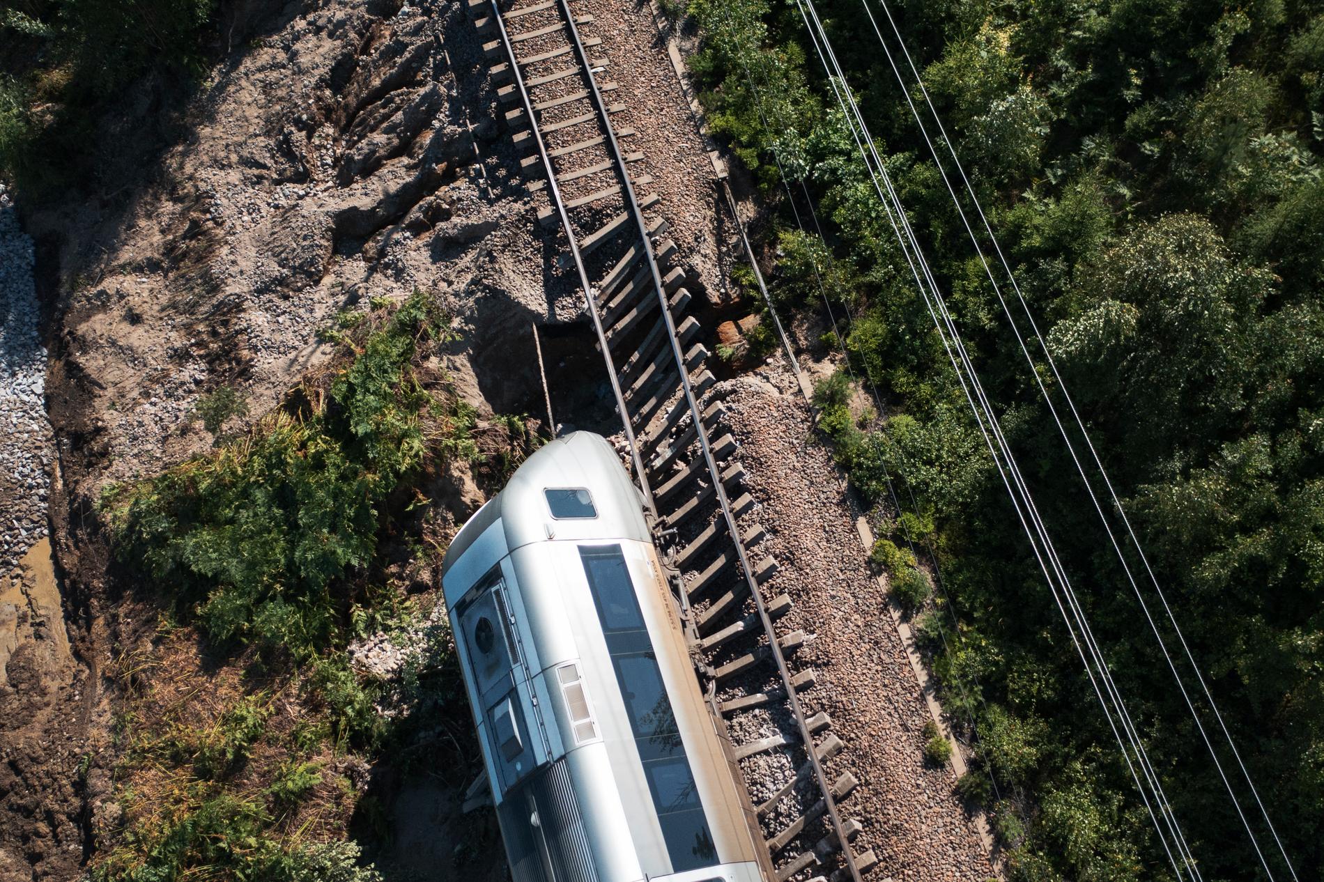 Ett tåg spårade ur mellan Hudiksvall och Iggesund. Nu byggs en ny väg för att kunna lyfta tåget med en mobilkran