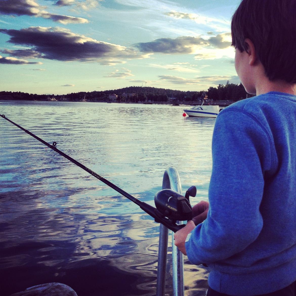 Daniel kvällsfiskar i Årsta havsbad.