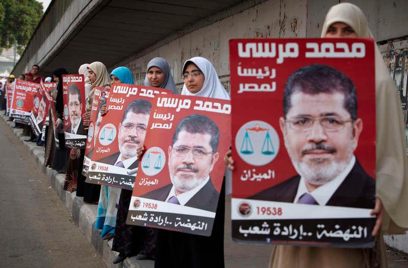 vinnare 1  Kvinnor bildar en mänsklig kedja för Muslimska brödraskapets kandidat Mohamed el-Morsi.