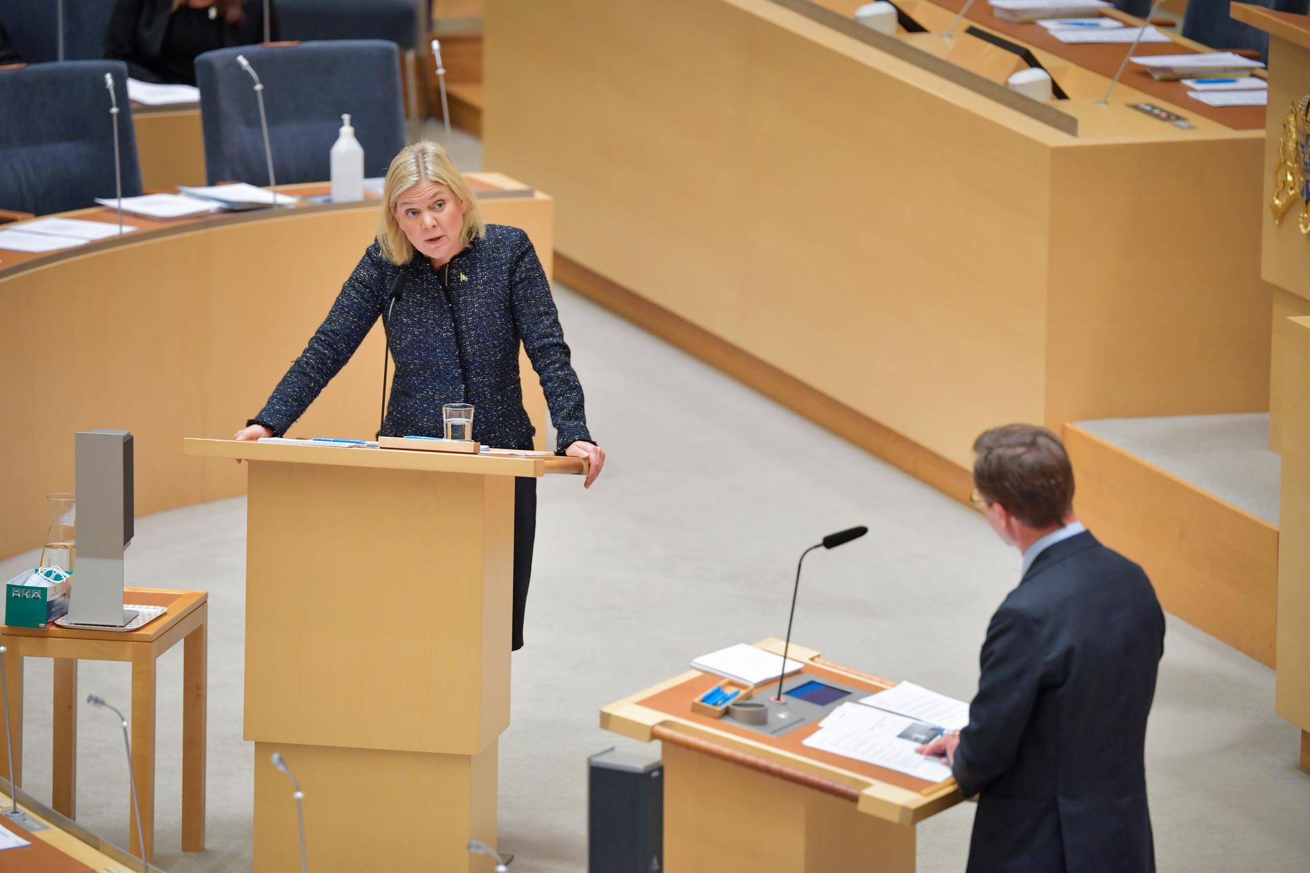 Ulf Kristersson (M) och statsminister Magdalena Andersson (S) under frågestunden i riksdagen. 