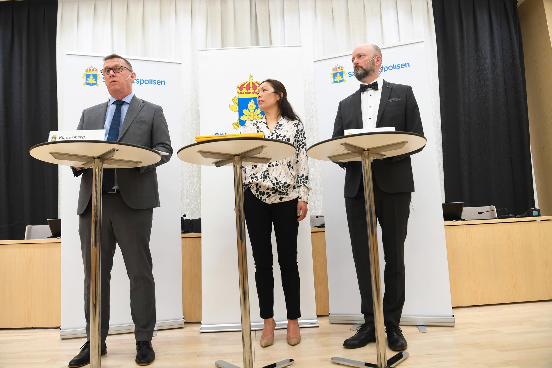 Säpos chef Klas Friberg (längst t v) presenterar årsboken tillsammans med analytikerna Ahn-Za Hagström och Kennet Alexandersson.