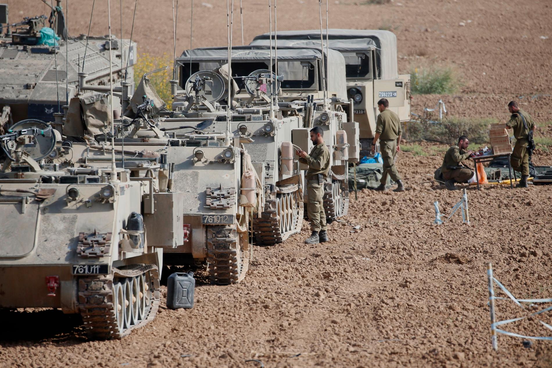 Israeliska soldater vid sina pansarfordon på onsdagen nära gränsen till Gazaremsan.
