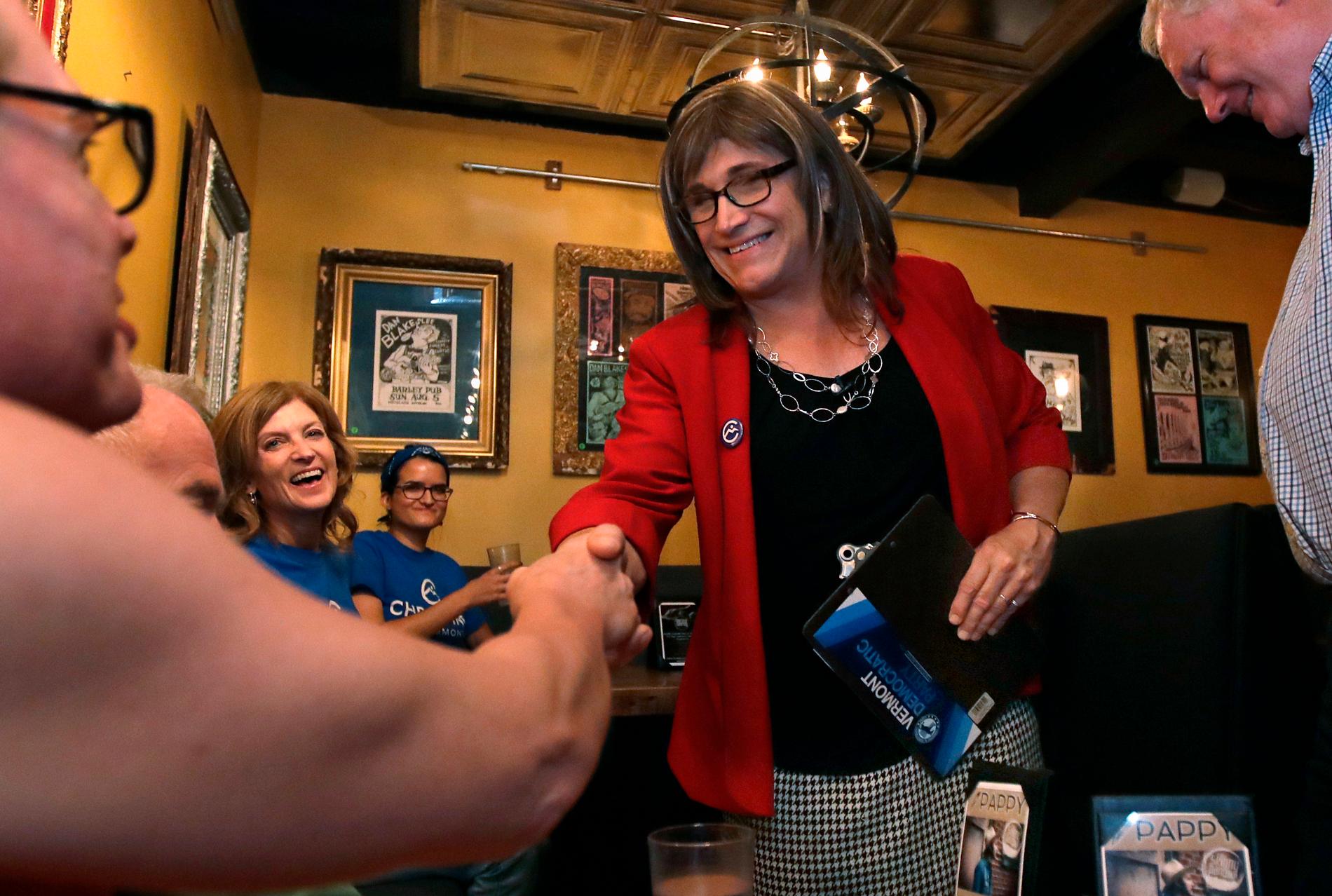 Demokraternas guvernörskandidat i Vermont, transsexuella Christine Hallquist, skakar hand med anhängare i staden Burlington.