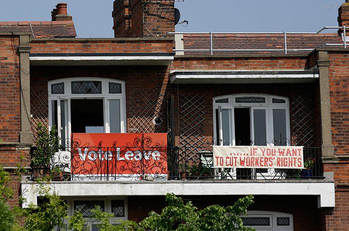 DELAT LAND En Brexit-anhängares banderoll på balkongen i norra London får snabb replik från grannen.