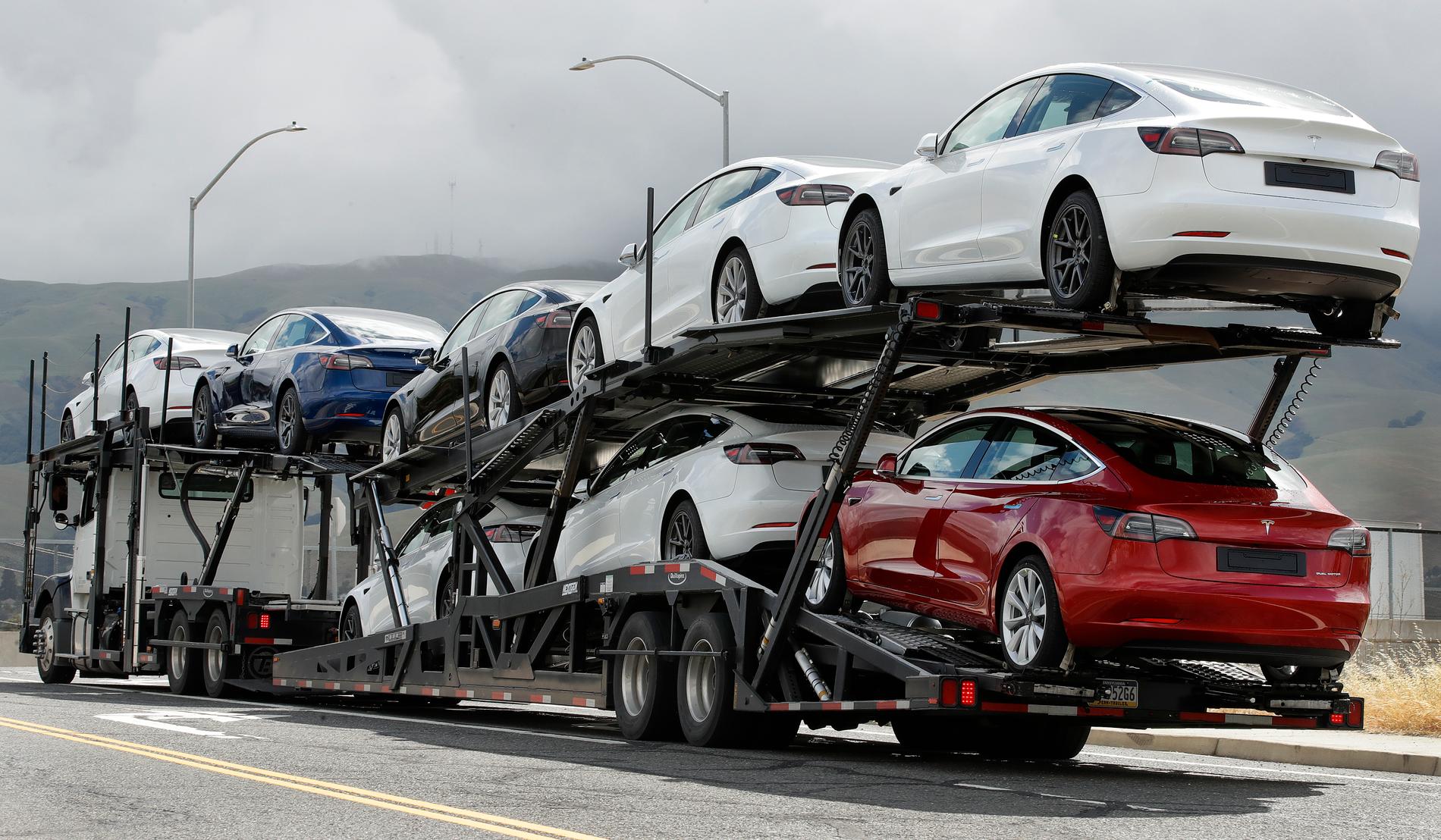 Nya Teslabilar rullar i väg från elbilstillverkarens fabrik i Kalifornien, USA. Arkivbild.