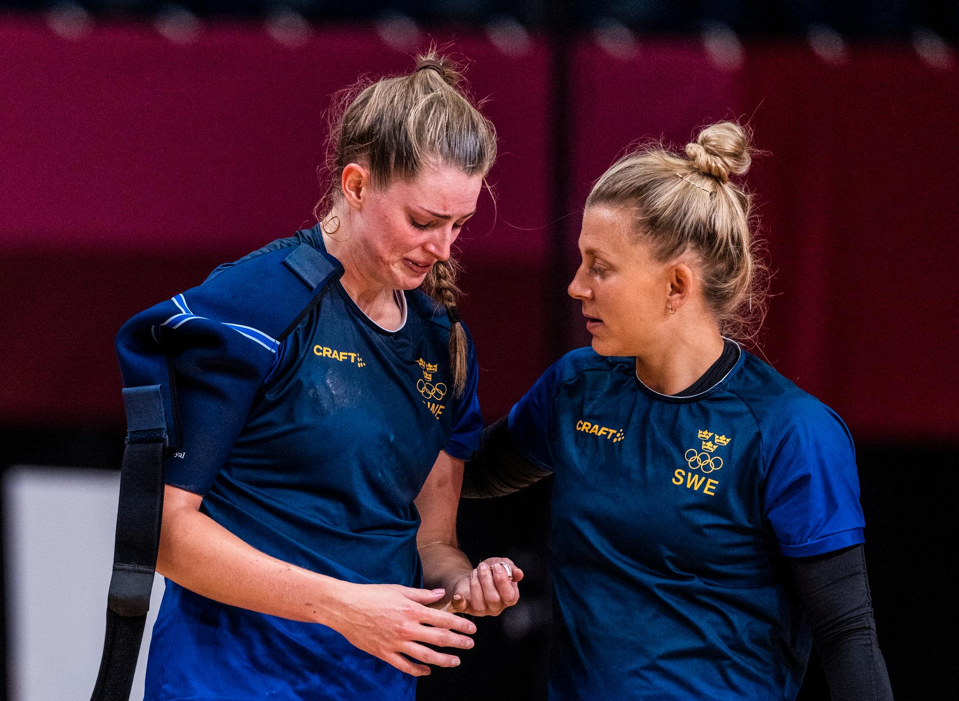 Kristin Thorleifsdóttir tröstas av Nathalie Hagman efter den svenska träningen.