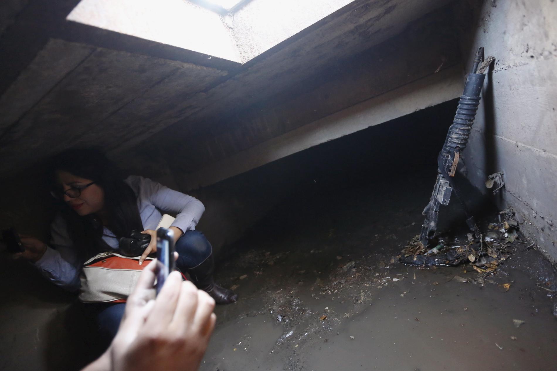 En journalist undersöker vapnet som hittats i en avloppstunnel som El Chapo flydde genom.