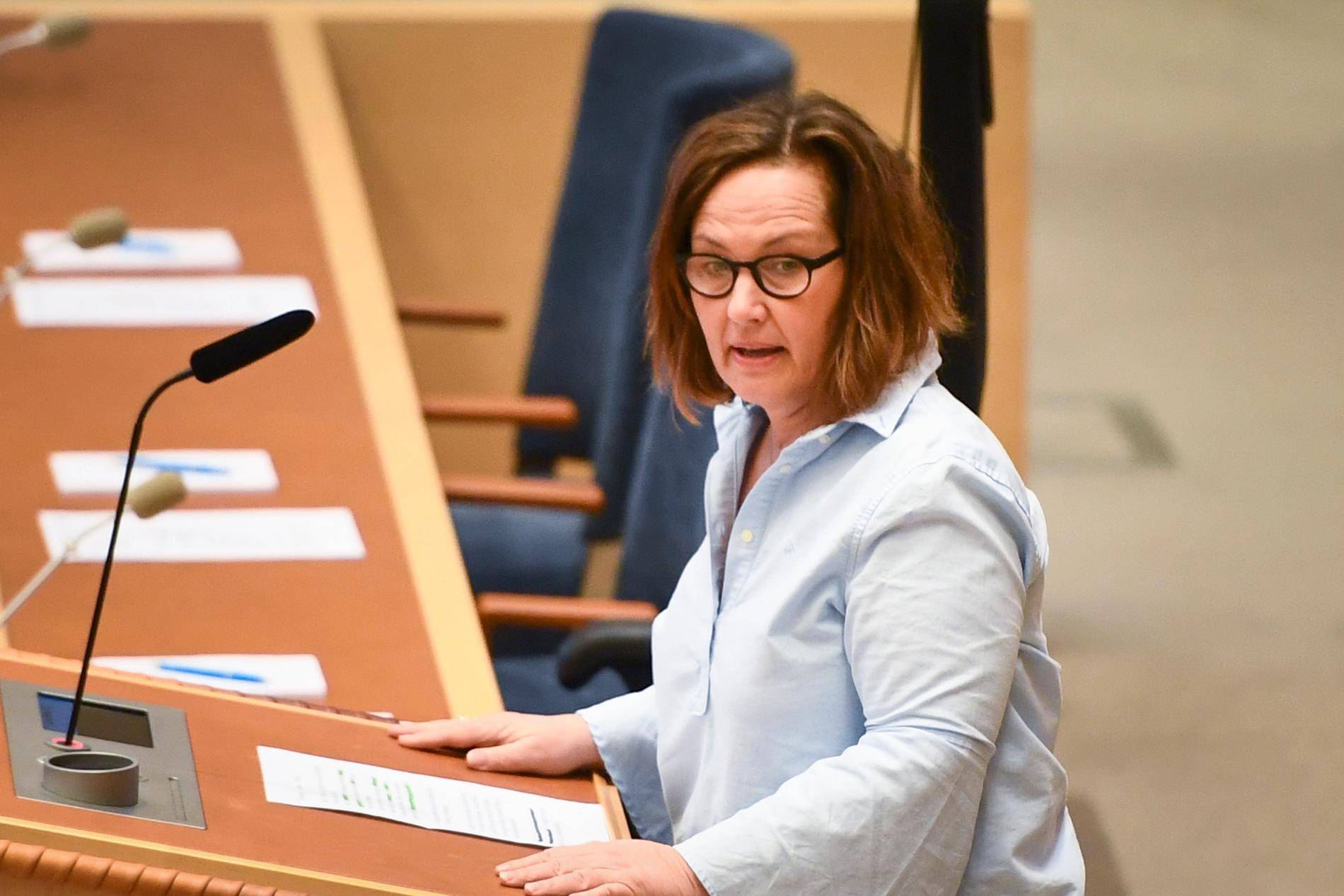 Liberalernas partisekreterare Juno Blom berömmer Emma Carlsson Löfdahl i ett internt brev. 