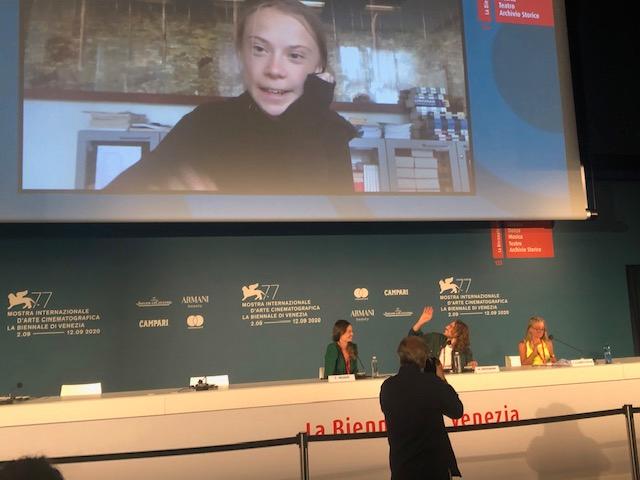 Greta Thunberg på en presskonferens via länk under filmfestivalen i Venedig.
