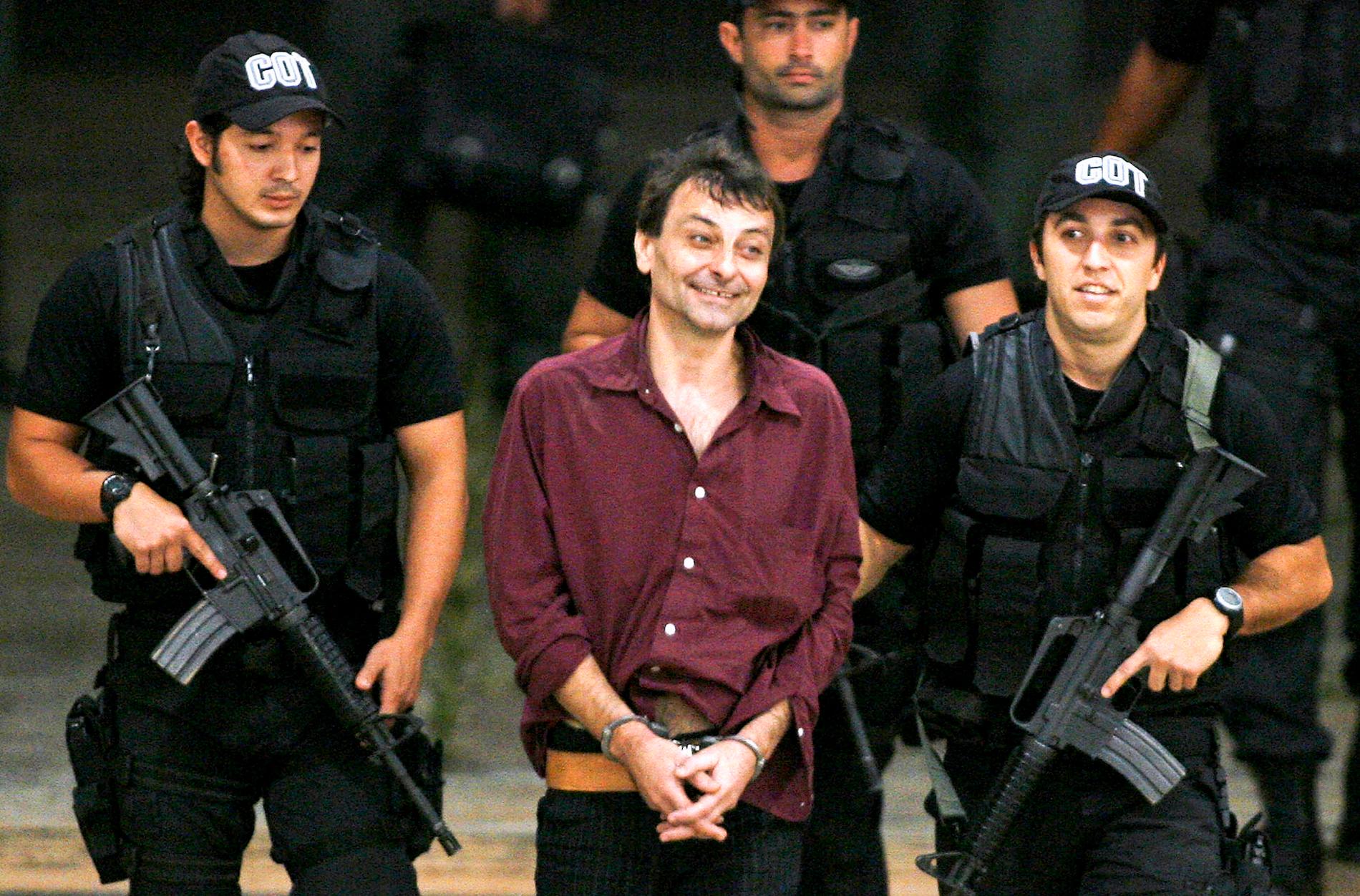 Cesare Battisti, dömd i sin frånvaro för fyra politiska mord i Italien på 1970-talet, efter att ha gripits av brasiliansk polis 2007. Arkivbild.