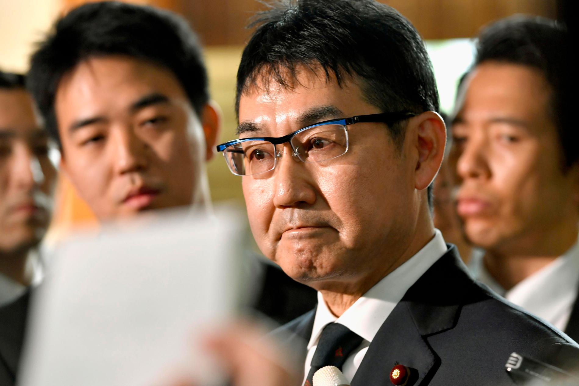 Katsuyuki Kawai pratar med medier efter sin avgång.