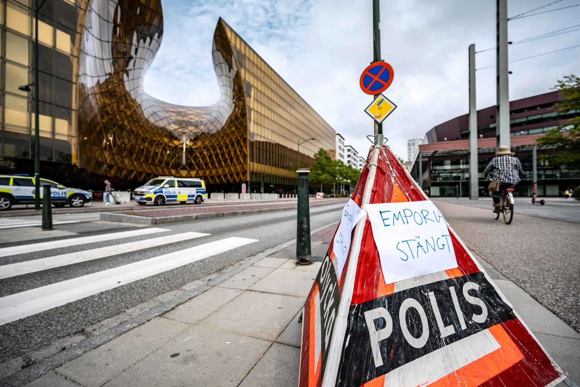  Polisen på plats utanför köpcentret Emporia i Malmö 