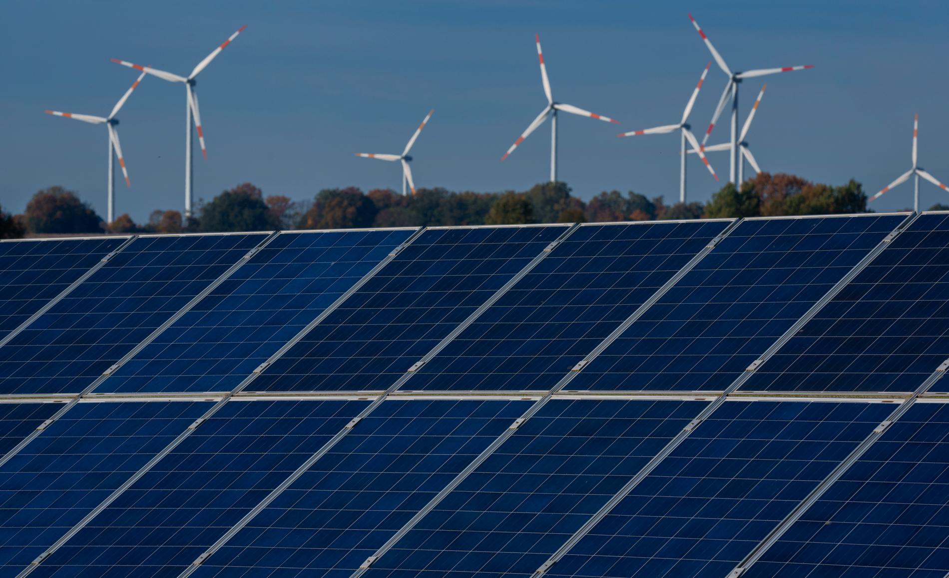 Miljöpartiet vill underlätta utbyggnaden av vindkraften – och föreslår ett stöd för solvärme likt det som idag ges för solceller.