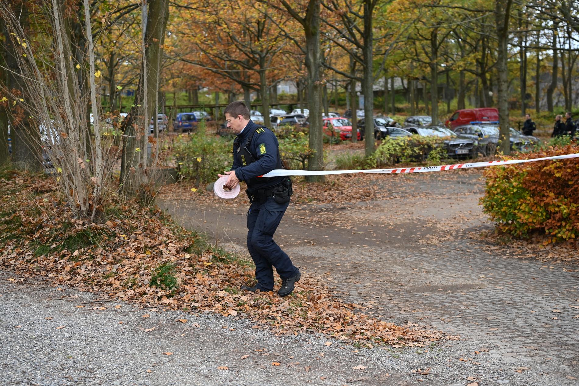 Dansk polis spärrar av platsen där den 37-åriga kvinnan attackerades.