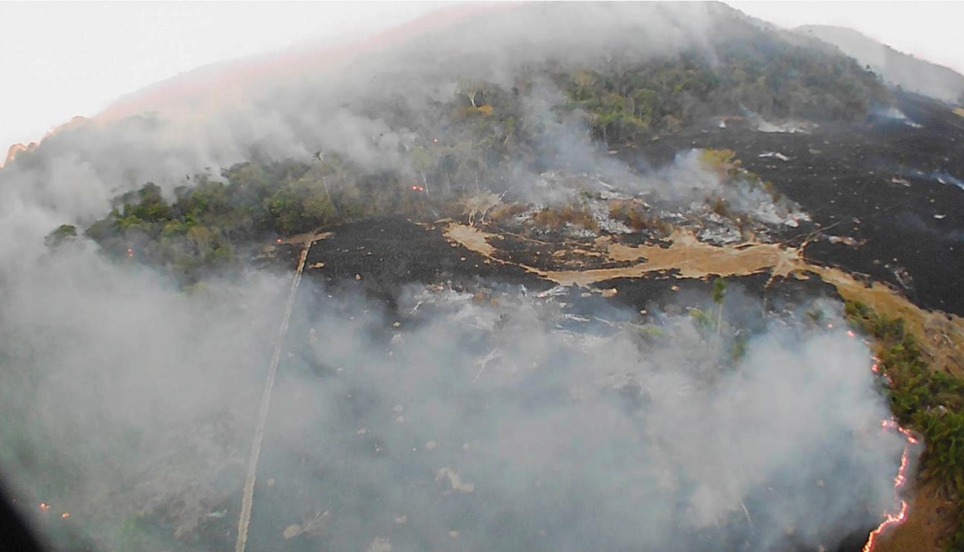 Ett drönarfoto visar skogsbränder i delstaten Mato Grosso i tisdags.