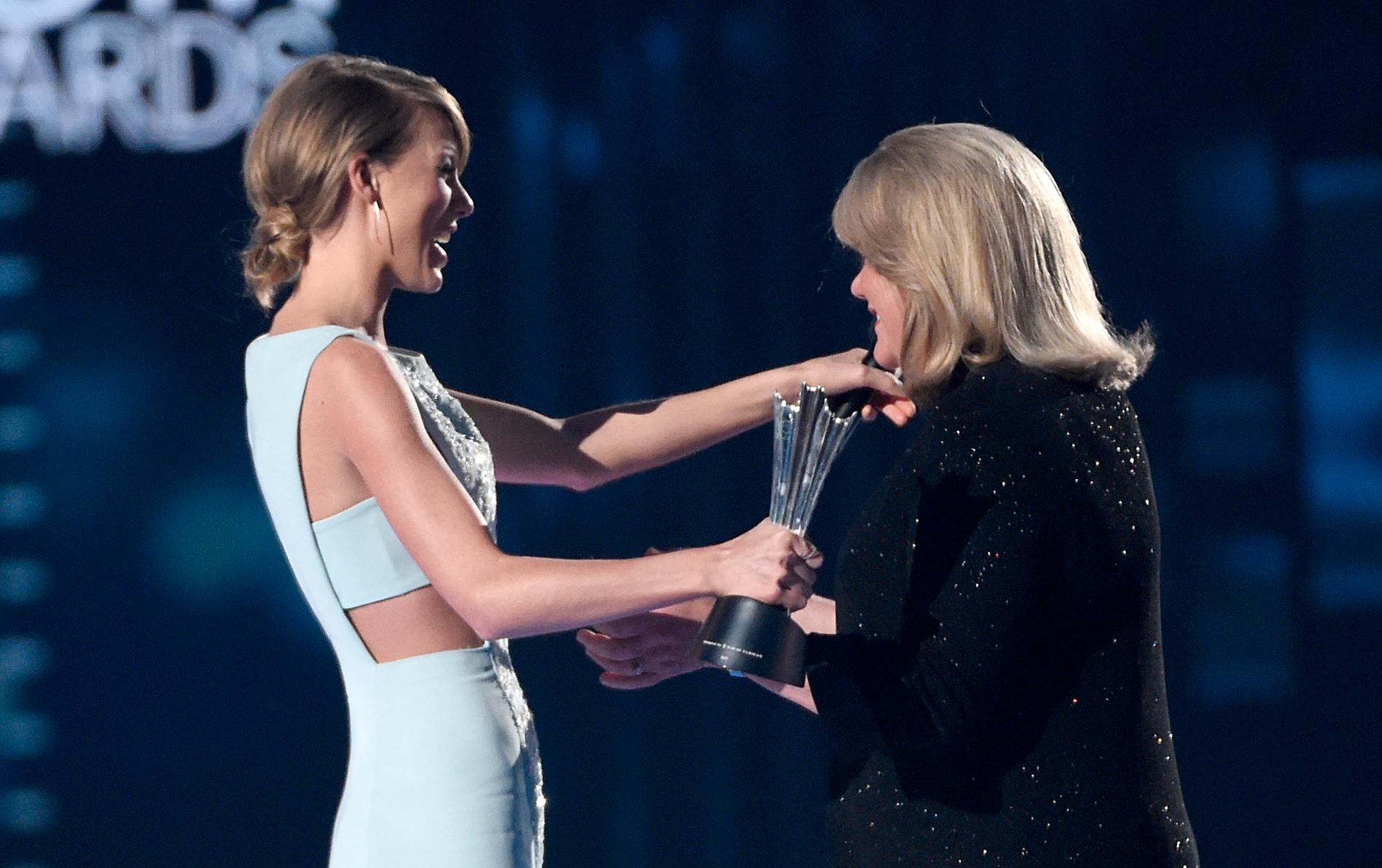 Taylor Swift mottar ett pris av sin mamma Andrea, 2015.