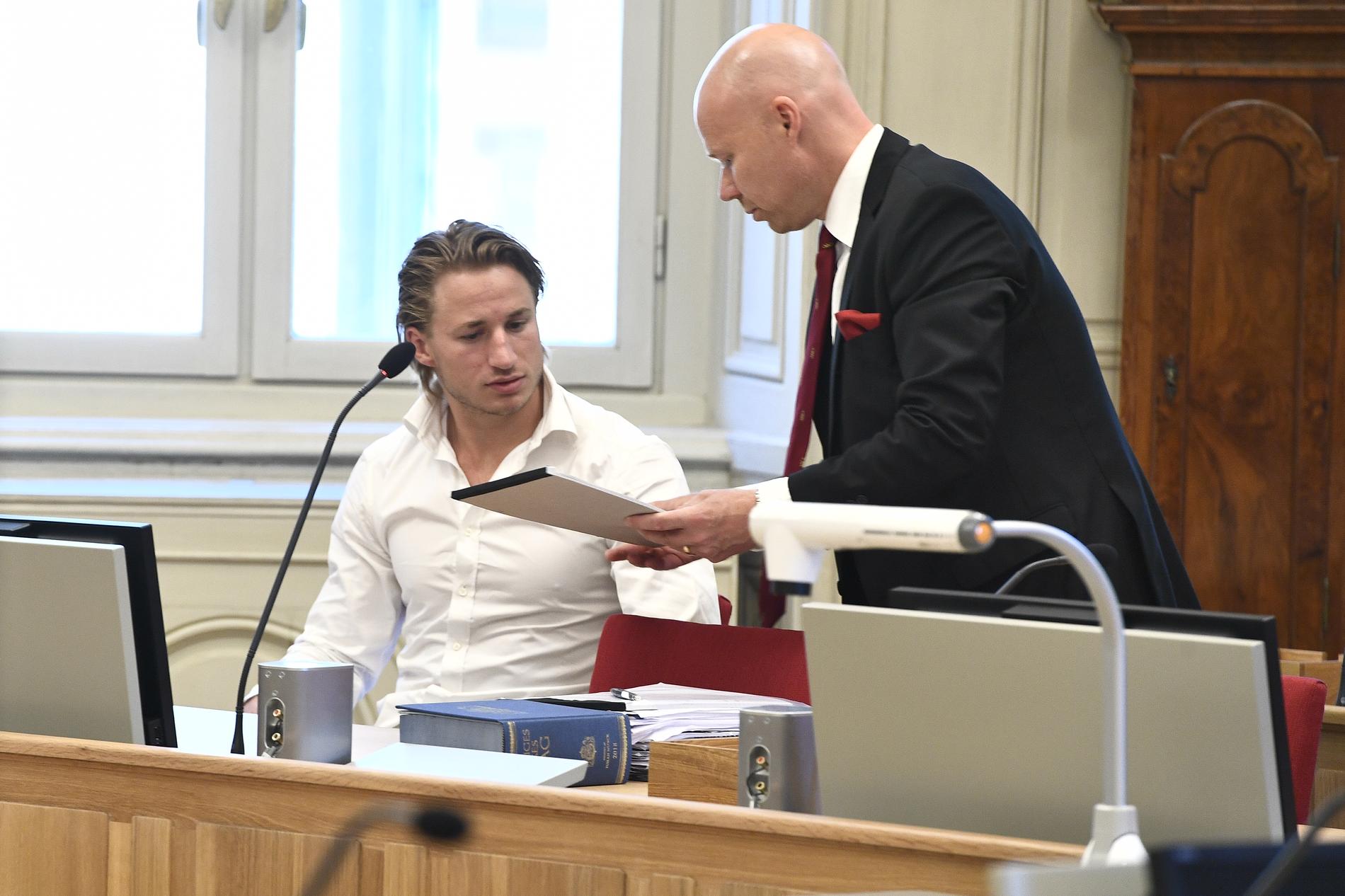 Jacob Lilja och försvarsadvokaten Mats Torneus i rättegångssalen i Högsta domstolen på Riddarholmen i Stockholm