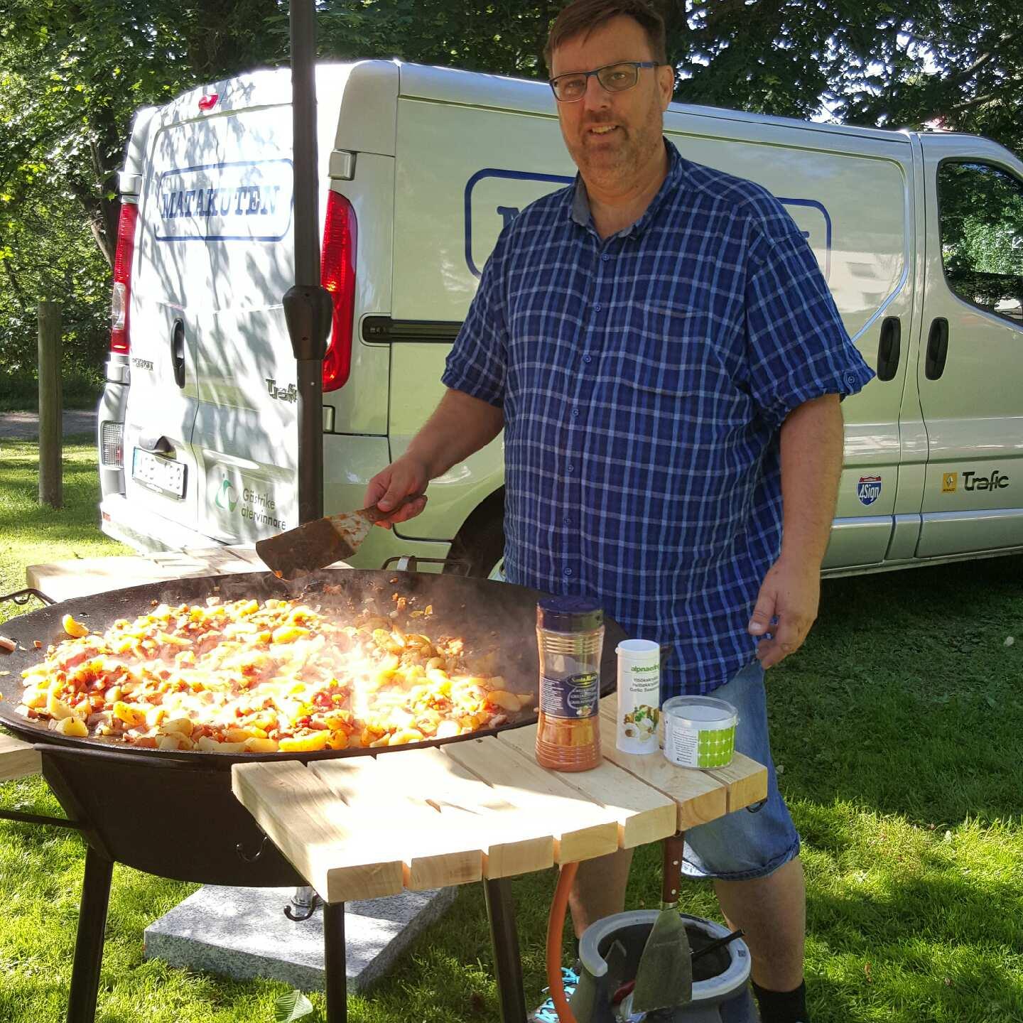 Lasse Wennman har även en stekhäll som han använder för att laga middagar till behövande i parker och torg. Råvarorna har skänkts från butikerna.