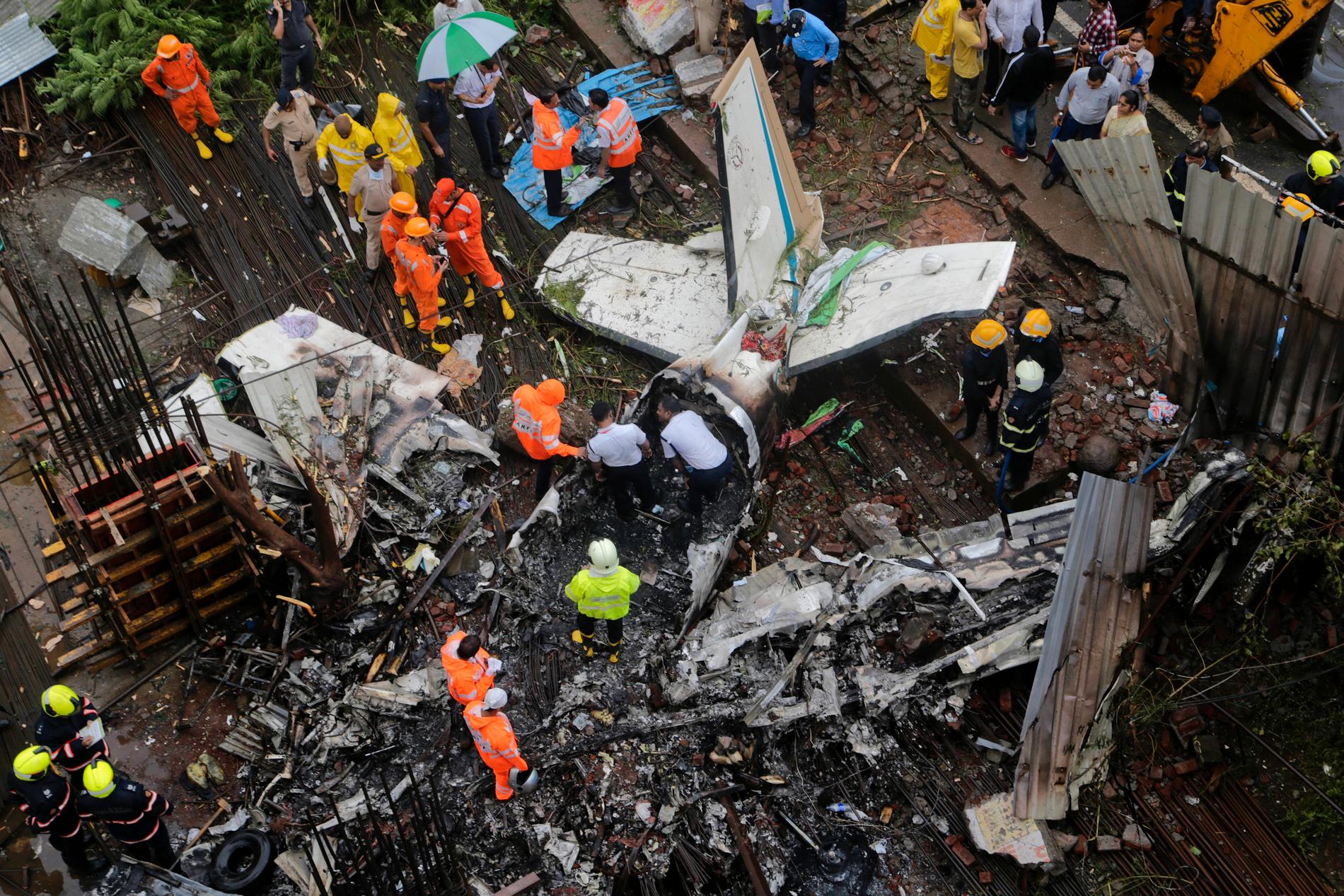 Fem personer dog när ett mindre passagerarplan kraschade i Mumbai undet torsdagen.