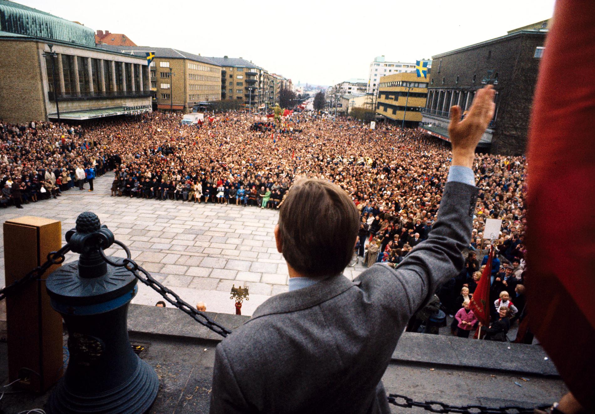 Olof Palme vinkar till åhörarna vid ett första maj-firande i Göteborg. 