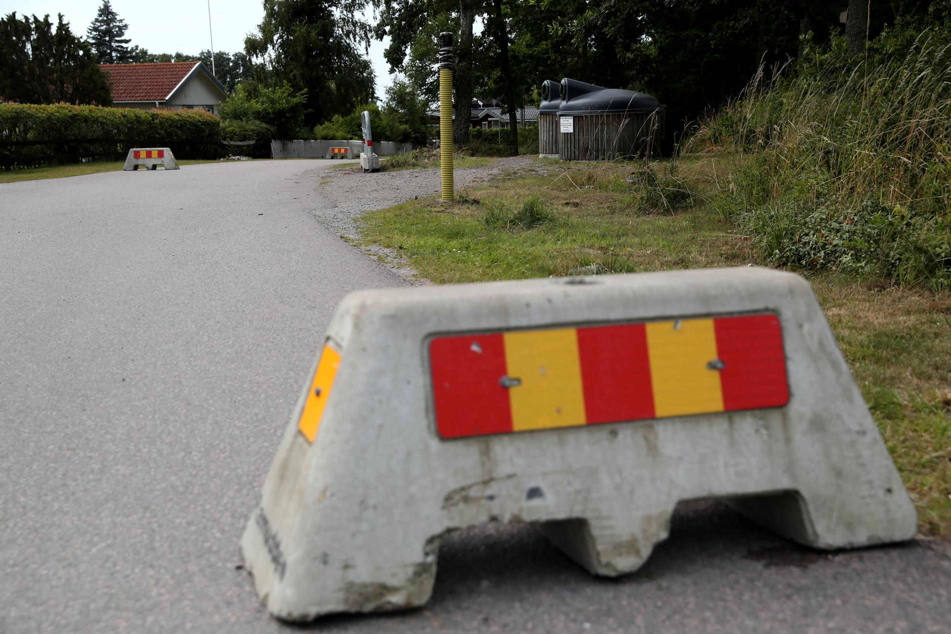Platsen där en bilist körde på en familj i Färjestaden på Öland. En mamma och hennes son dog i olyckan. 
