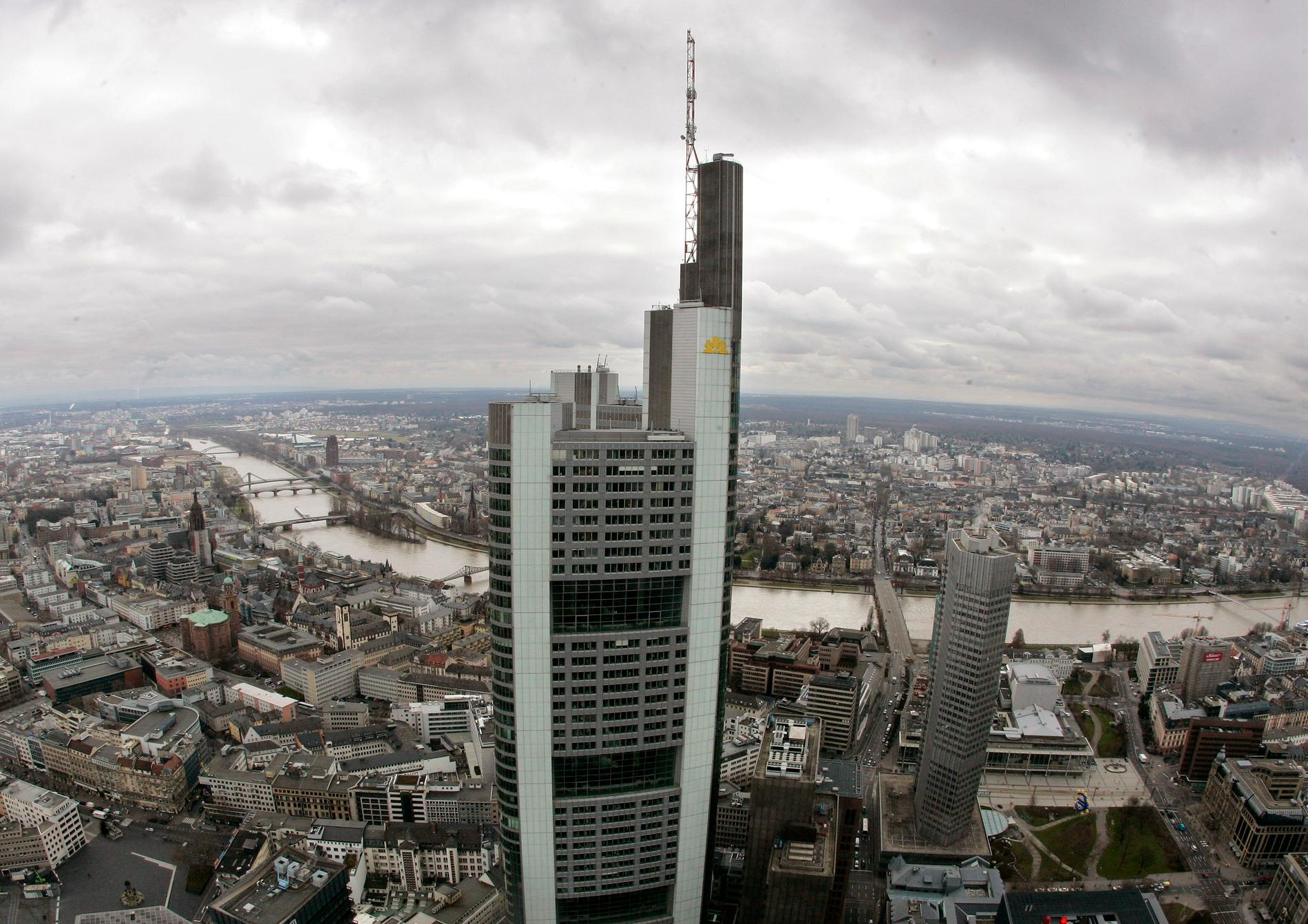 3. COMMERZBANK, FRANKFURT Tack vare en 50 meter hög mast passerar tyska Commerzbanks högkvarter 300-metersstrecket med en decimeters marginal. Tysklands högsta byggnad var också världens första eko-skyskrapa, med miljötänk när det gäller belysning och ventilation. Höjd: 300,1 meter. Klar. 1997. Byggkostnad: 2,9 miljarder kronor. Här kan du kolla vad det kostar att flyga till Frankfurt.