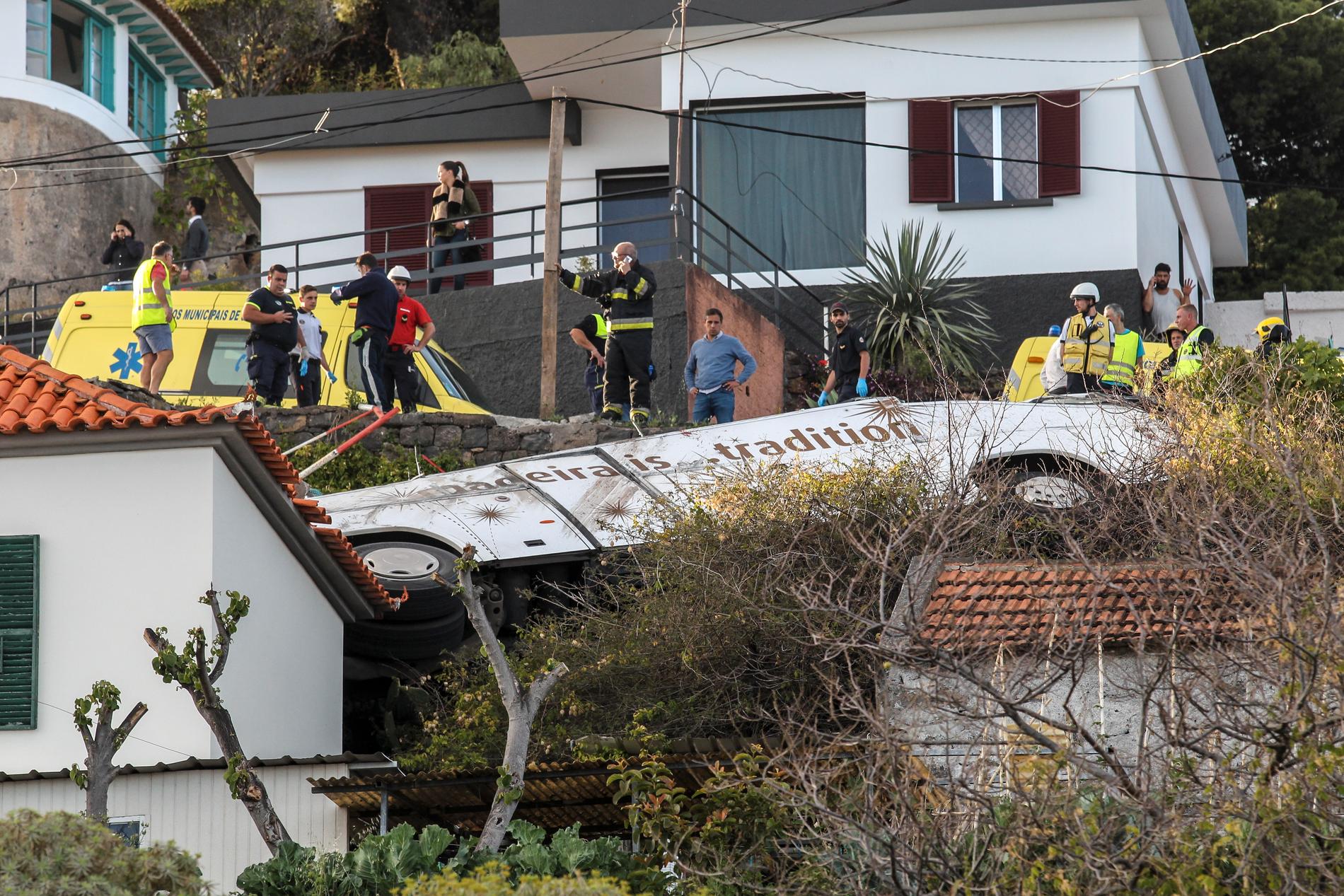 Minst 28 människor har omkommit i bussolyckan på Madeira. På bilden syns bussen som turisterna färdades i.