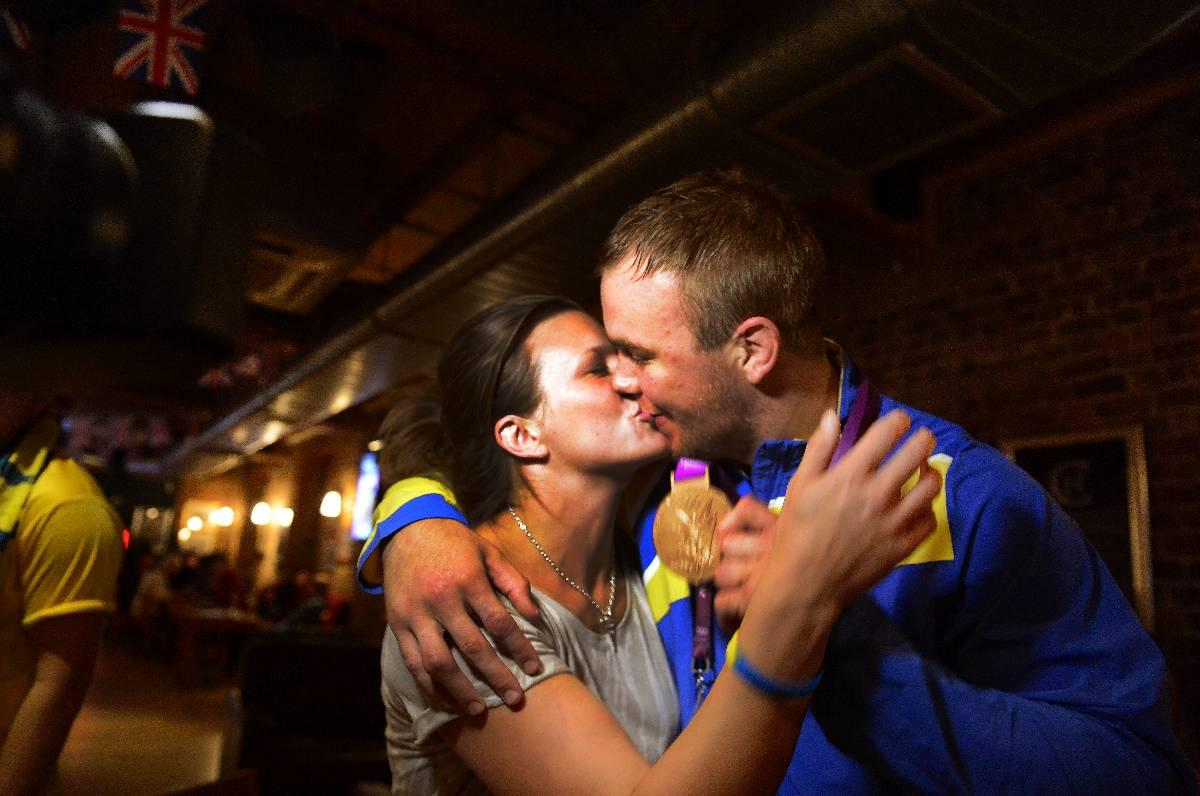 Jimmy Lidberg får en kyss av sin fru Johanna på bronsfesten.