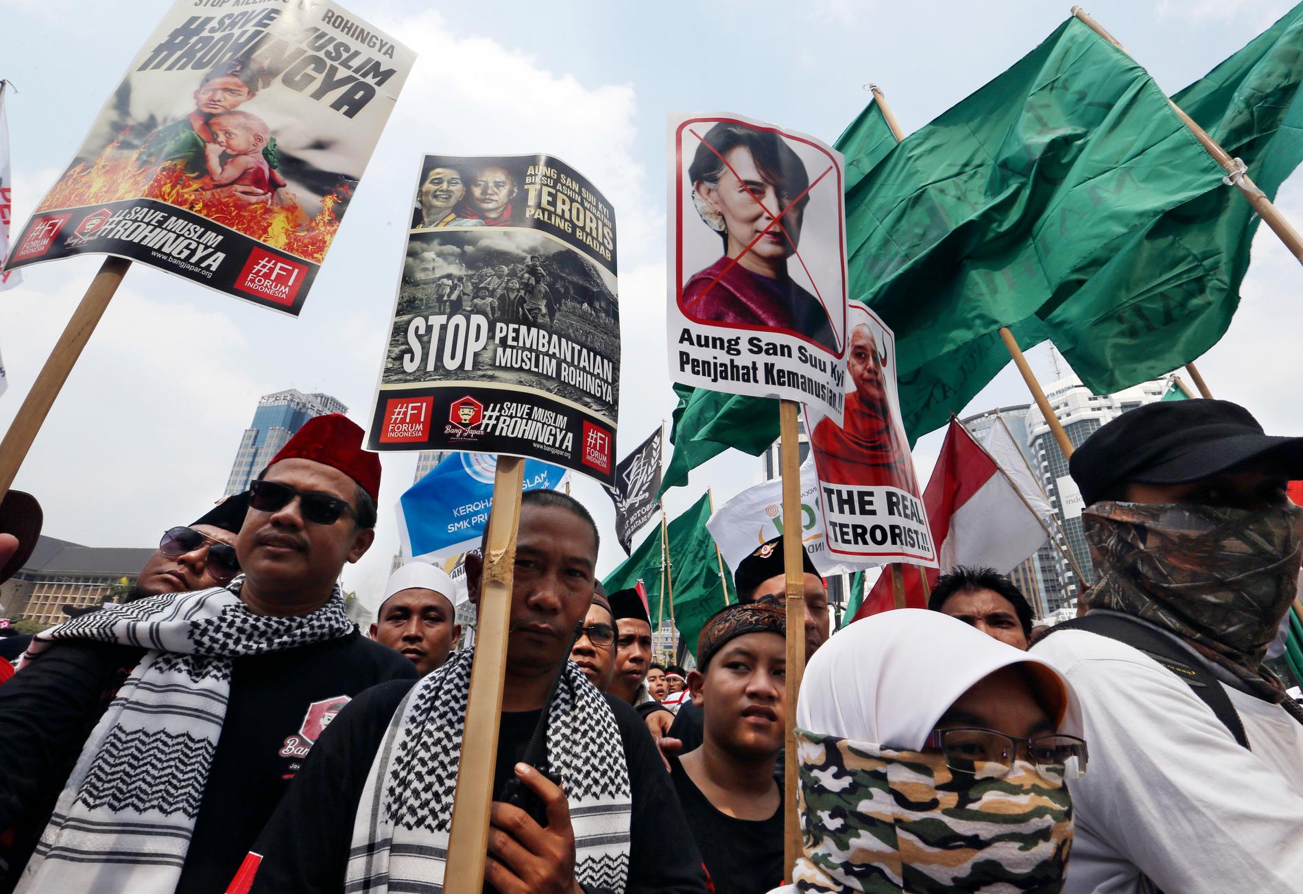 Människor demonstrerar mot fördrivningen av rohingya. Arkivbild.