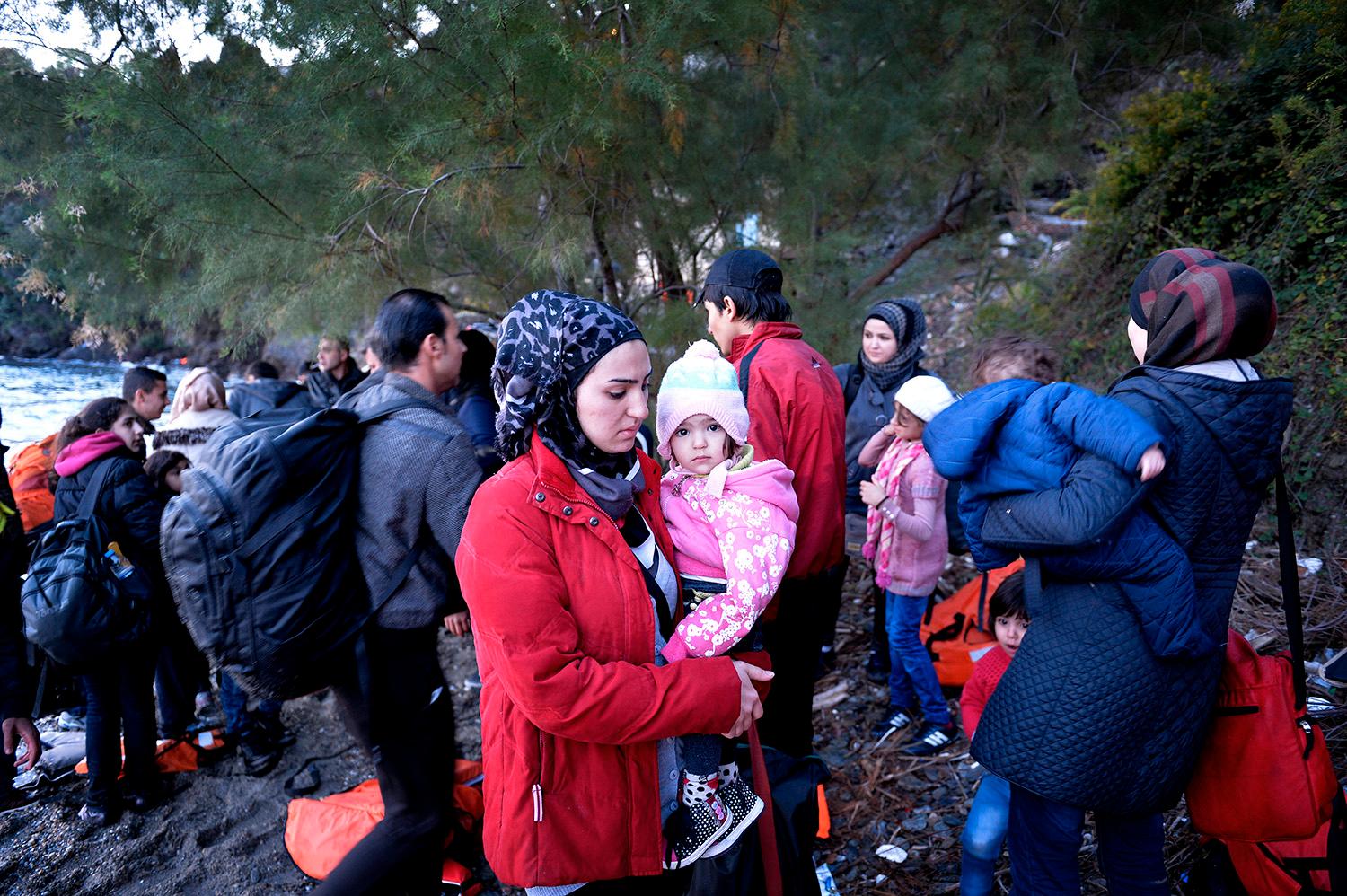 Flyktingkatastrofen har fått 160 000 personer att söka ett nytt liv i Sverige. Här Gula Båtarnas räddningsinsats på Samos.