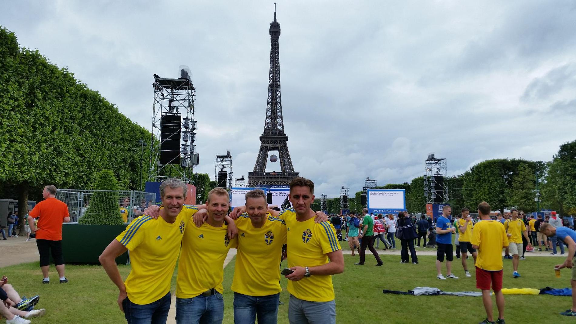 Mattias Johansson tillsammans med sina kompisar under EM 2016 i Frankrike. Här i Paris. Från vänster Stefan Asker, Per Klintberg, Stefan Carlsson och Mattias själv.