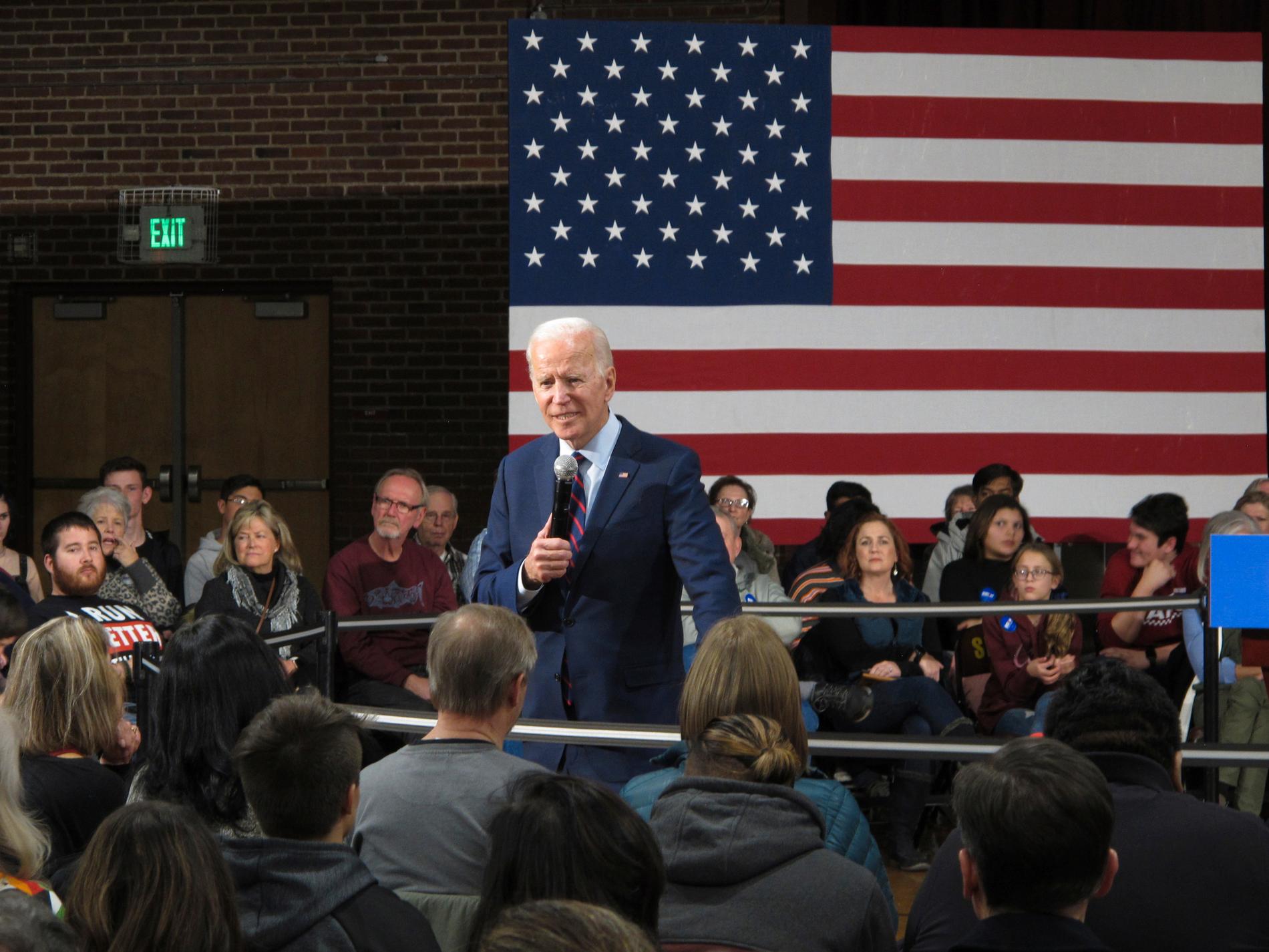 Presidentaspiranten och förre vicepresidenten Joe Biden håller kampanjmöte på en skola i Sparks i Nevada.