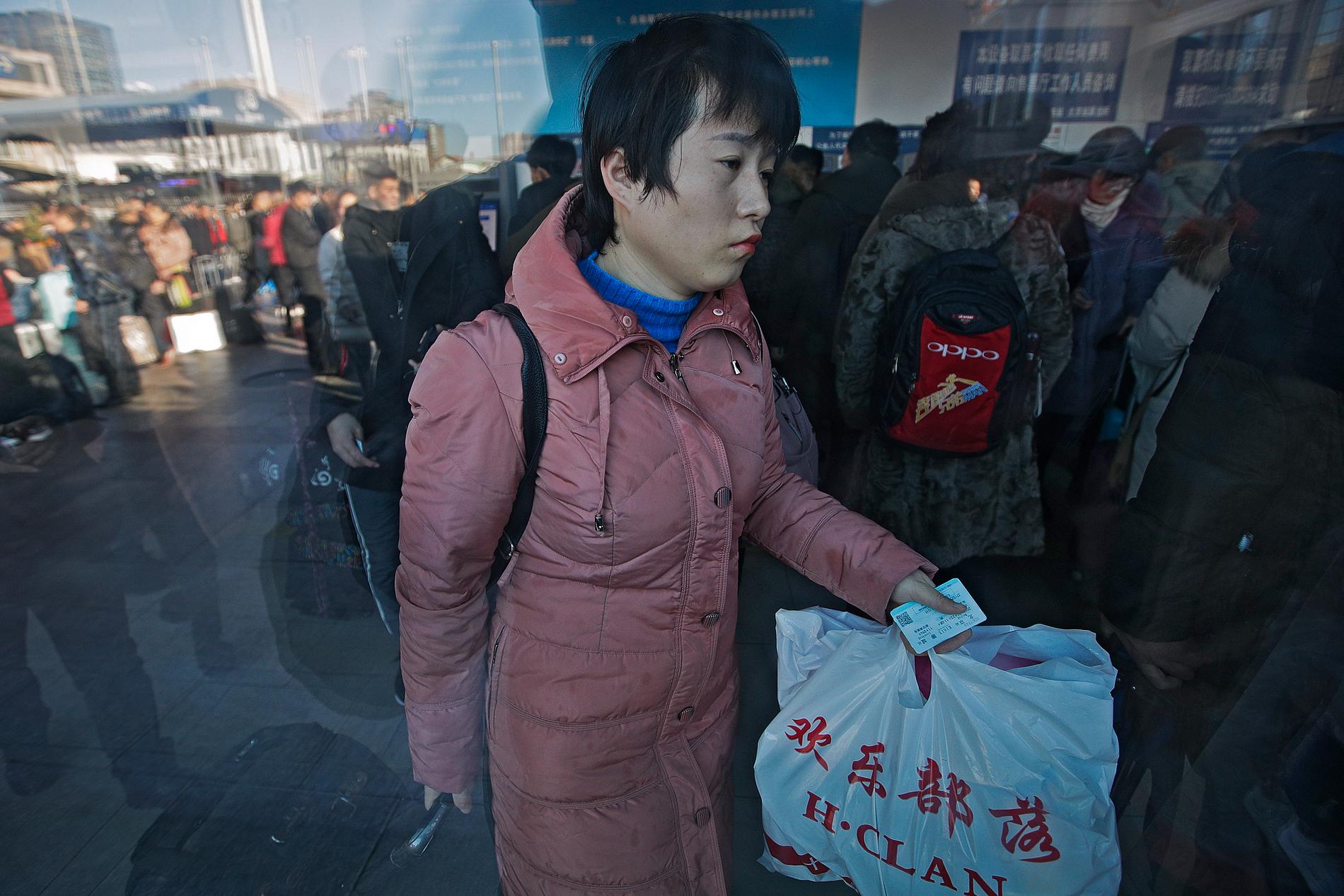 Den här veckan inleddes de restätaste dagarna på hela året i Kina, när miljoner kineser åker till sina hemorter och på semester för att fira nyåret. Det enorma resandet märks inte minst på centralstationen i Peking.