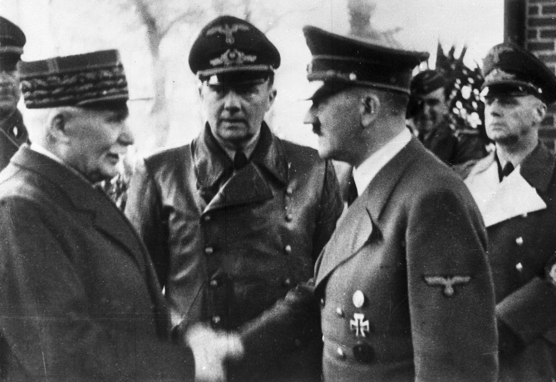 Franske förstavärldskrigshjälten Philippe Pétain (till vänster) samarbetade under andra världskriget med Nazityskland och dess ledare Adolf Hitler (till höger). Arkivfoto.