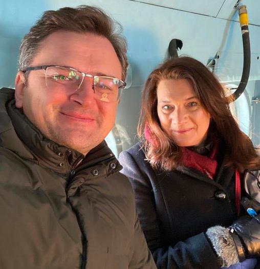 Ukrainas Dmytro Kuleba och Ann Linde (s) i helikoptern.