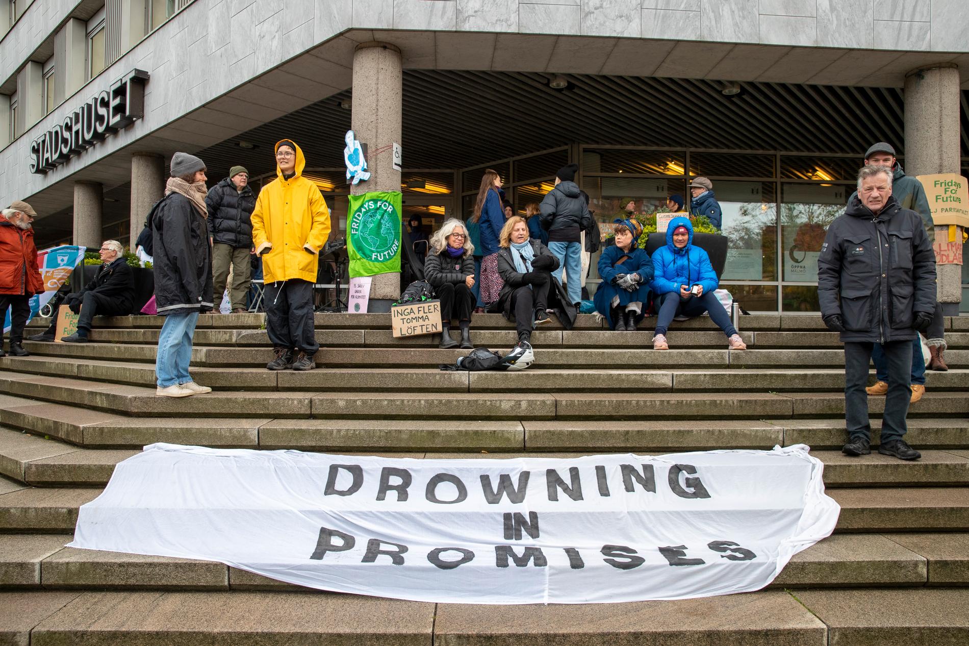 I Malmö hade flera personer samlasts för att klimatstrejka på fredagsförmiddagen.