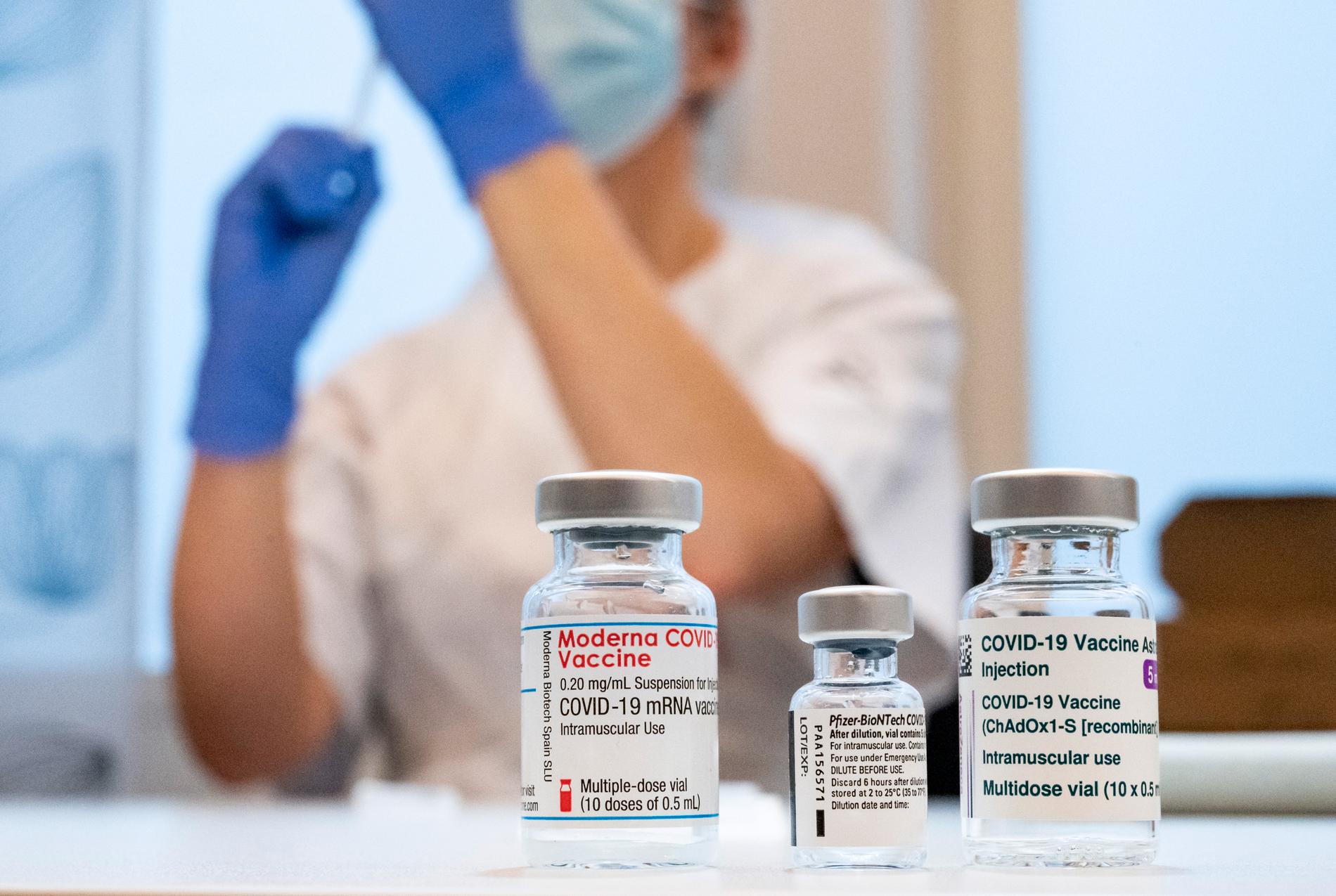 Använda ampuller med Covid-19 vaccin från Pfizer-BioNTech, Moderna och AstraZeneca vid SUS vaccinationcentral i Malmö den 17 februari.
