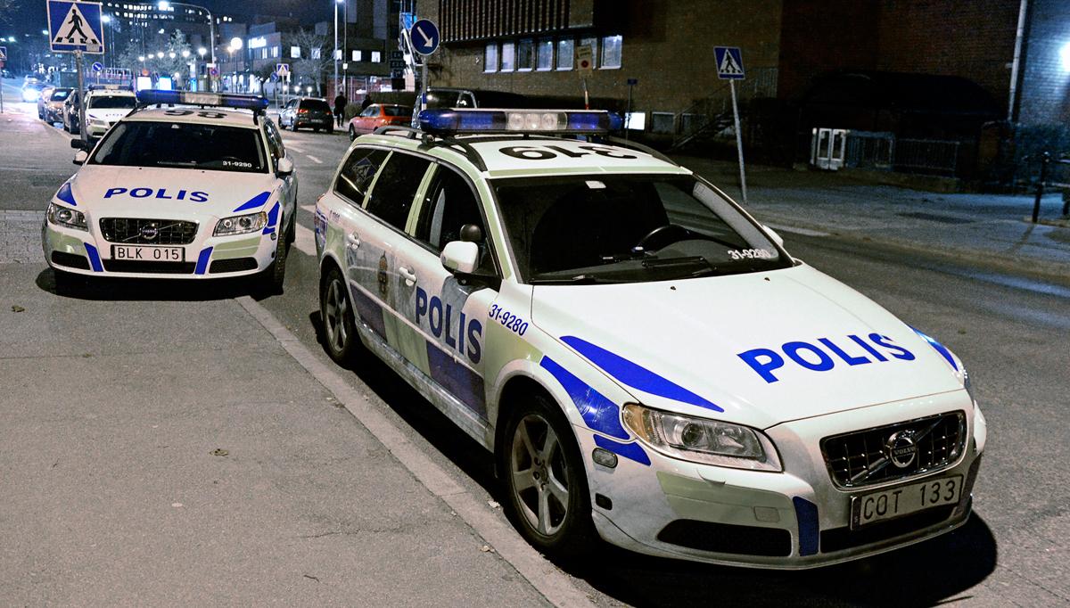STOPPADES AV POLIS Mannen och kvinnan greps på Kungsholmen med en barnvagn fylld med stöldgods. I polisbilen avslöjade kvinnan att de lämnat en bakbunden man i en lägenhet som de besökt tidigare under dagen.