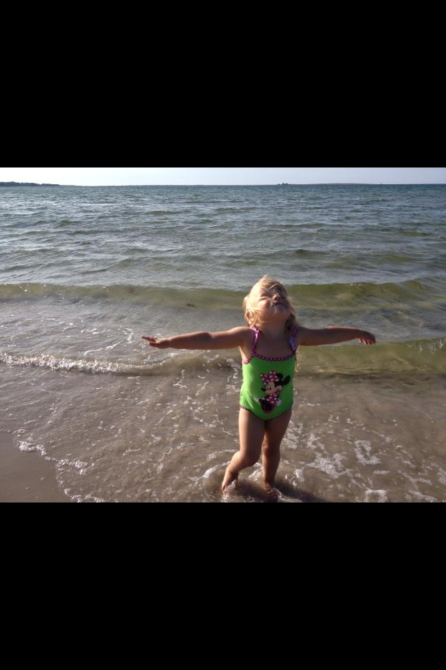 Vår söta Violett njuter av semestern på Gotland.