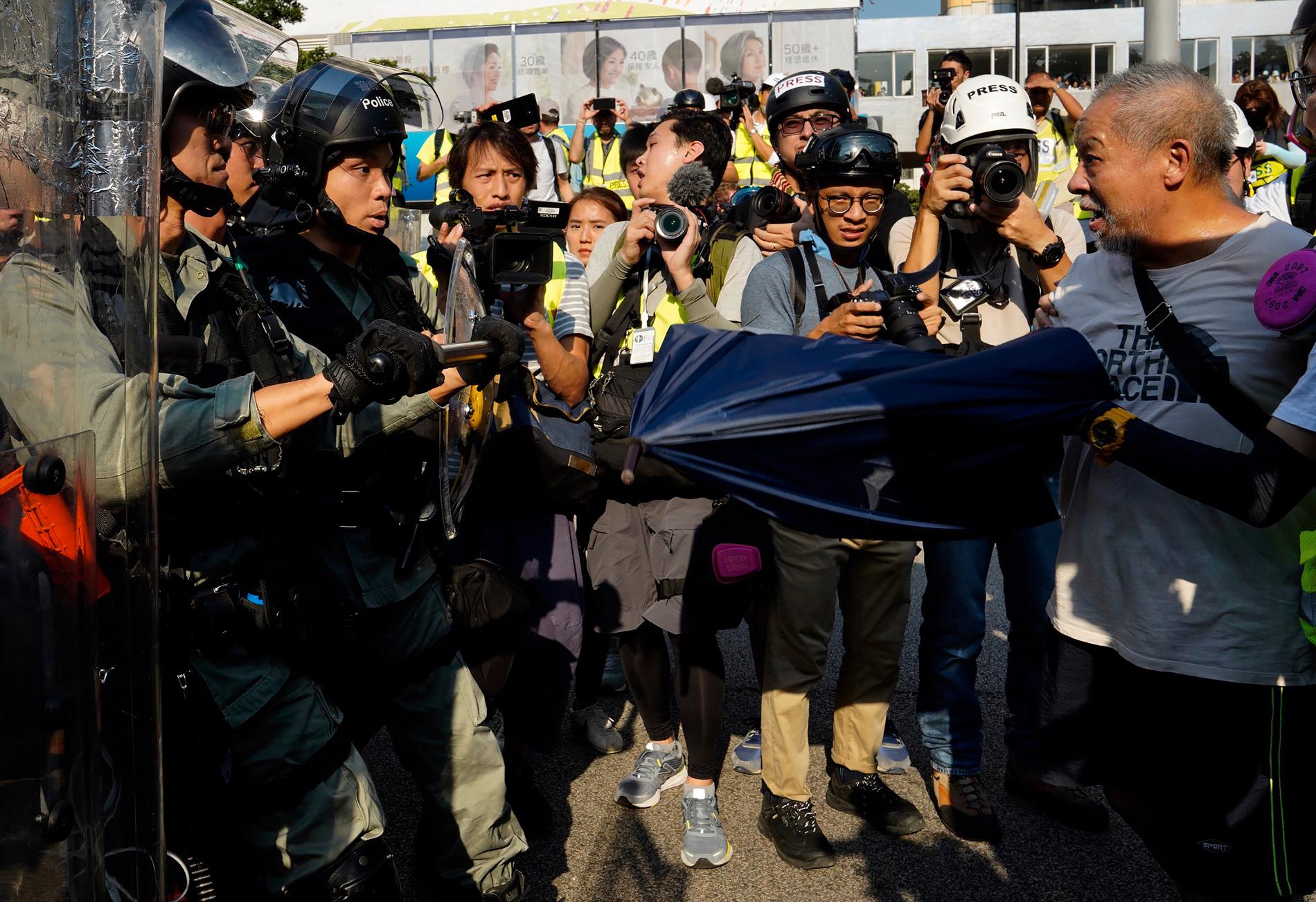 Polis, demonstranter och journalister under ytterligare en helg av demonstrationer i Hongkong.