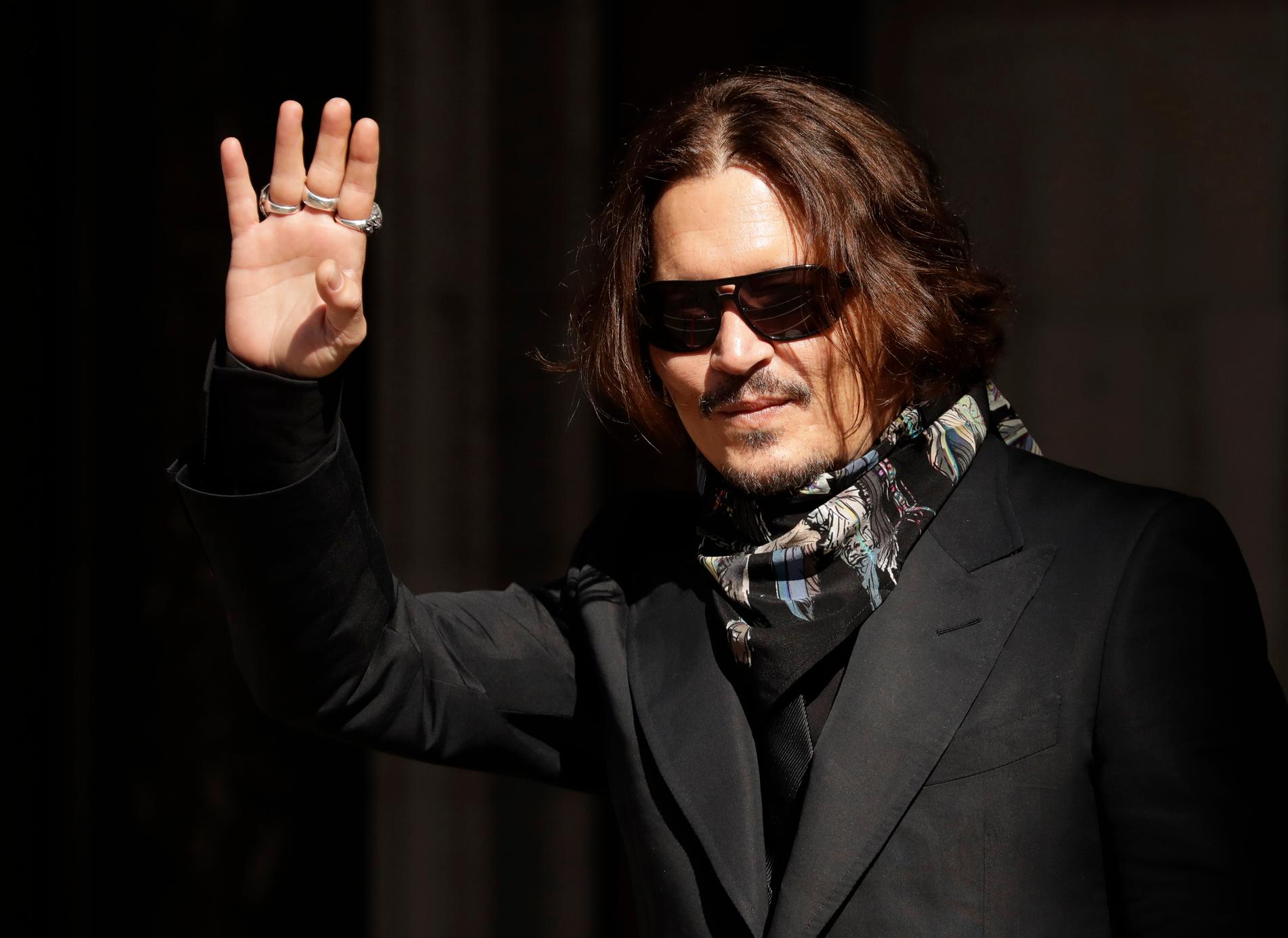 Johnny Depp anländer till domstolen i London under måndagen. 