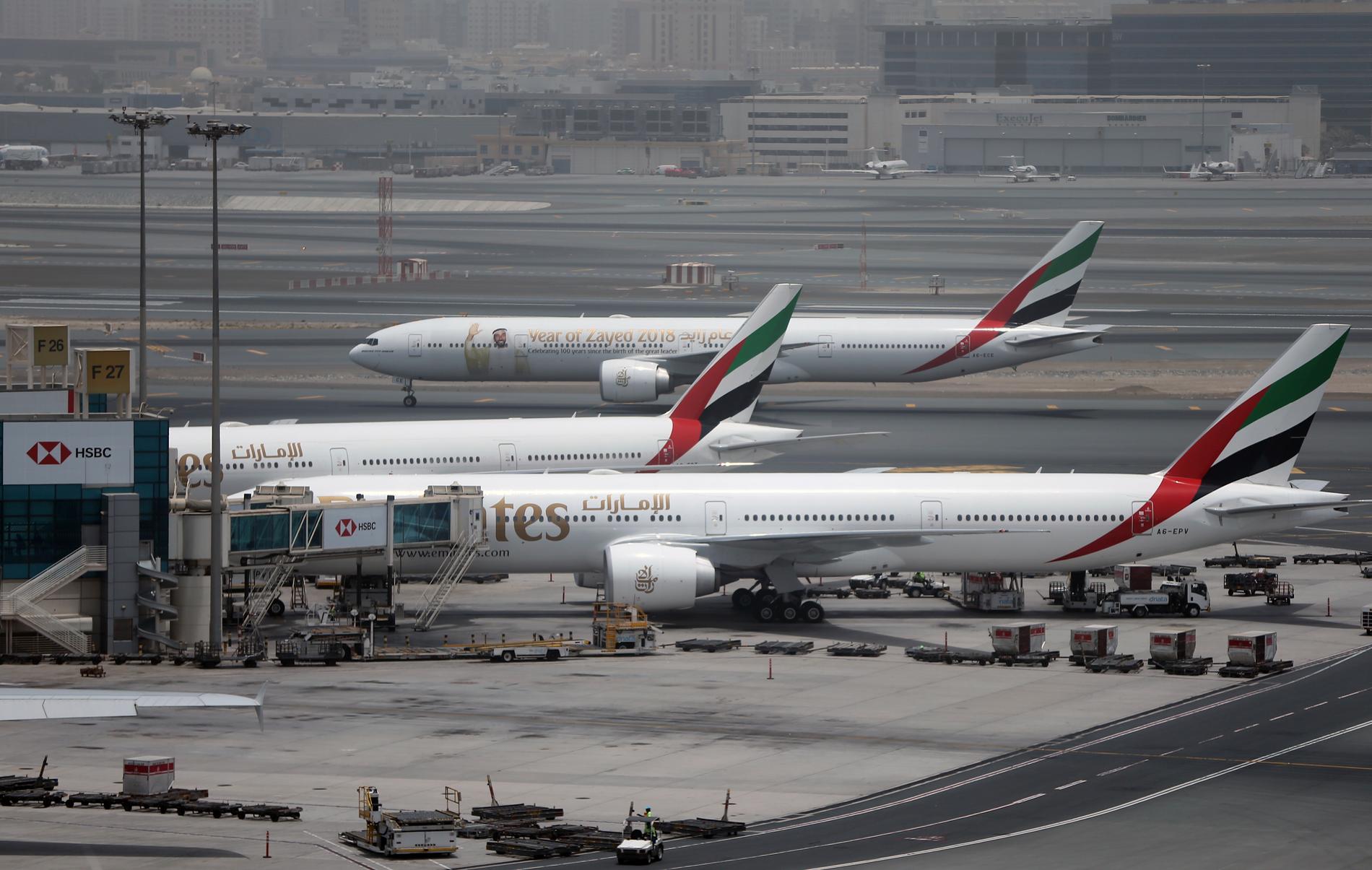 Ett Emirates-flygplan på Dubais flygplats. Arkivbild.