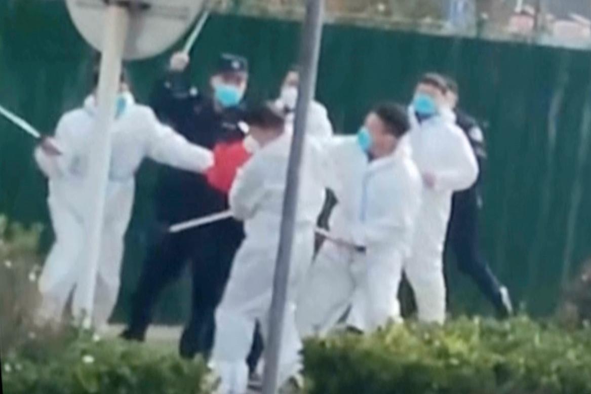 Sammandrabbningar mellan säkerhetsvakter och demonstranter vid fabriken i Zhengzhou.
