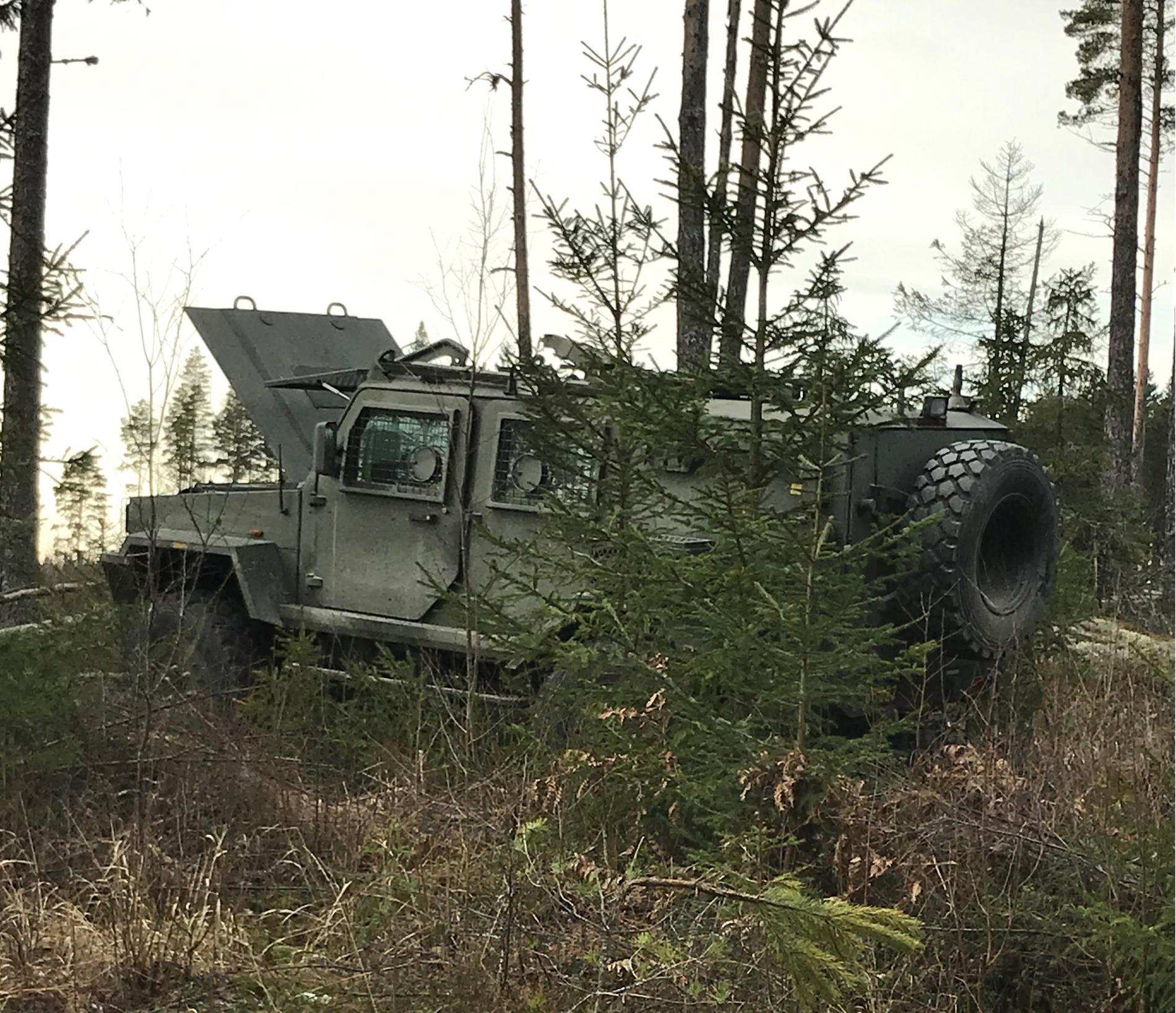 Bilen hittades i skogen norr om Möklinta i Sala kommun.