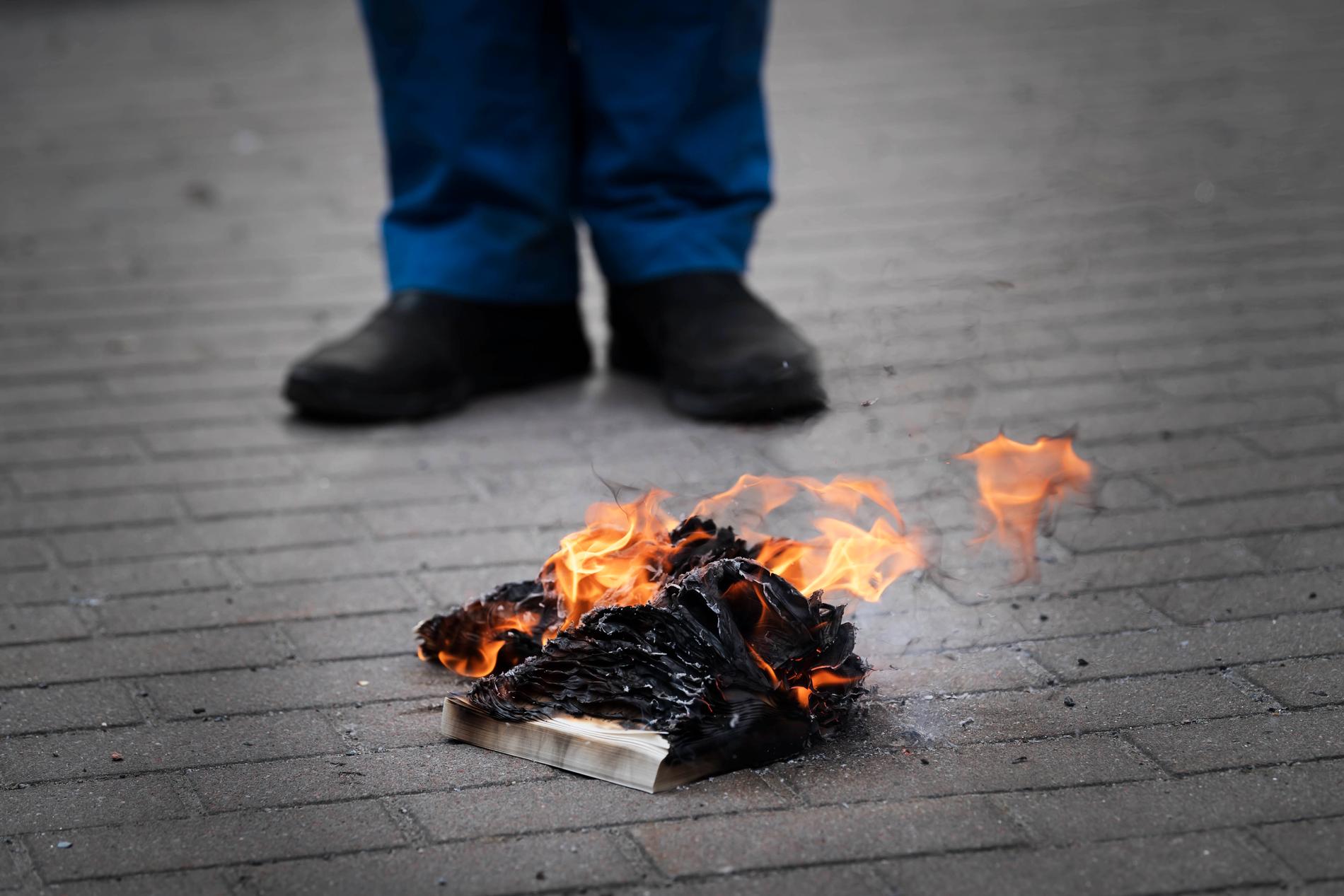 Den danske högerextremisten Rasmus Paludan bränner en koran på Lilla Bantorget i Stockholm i maj förra året. Arkivbild.
