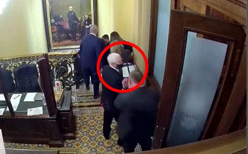 Här evakuerar senaten efter stormningen av Kapitolium. Vicepresident Mike Pence syns fly i sista stund.