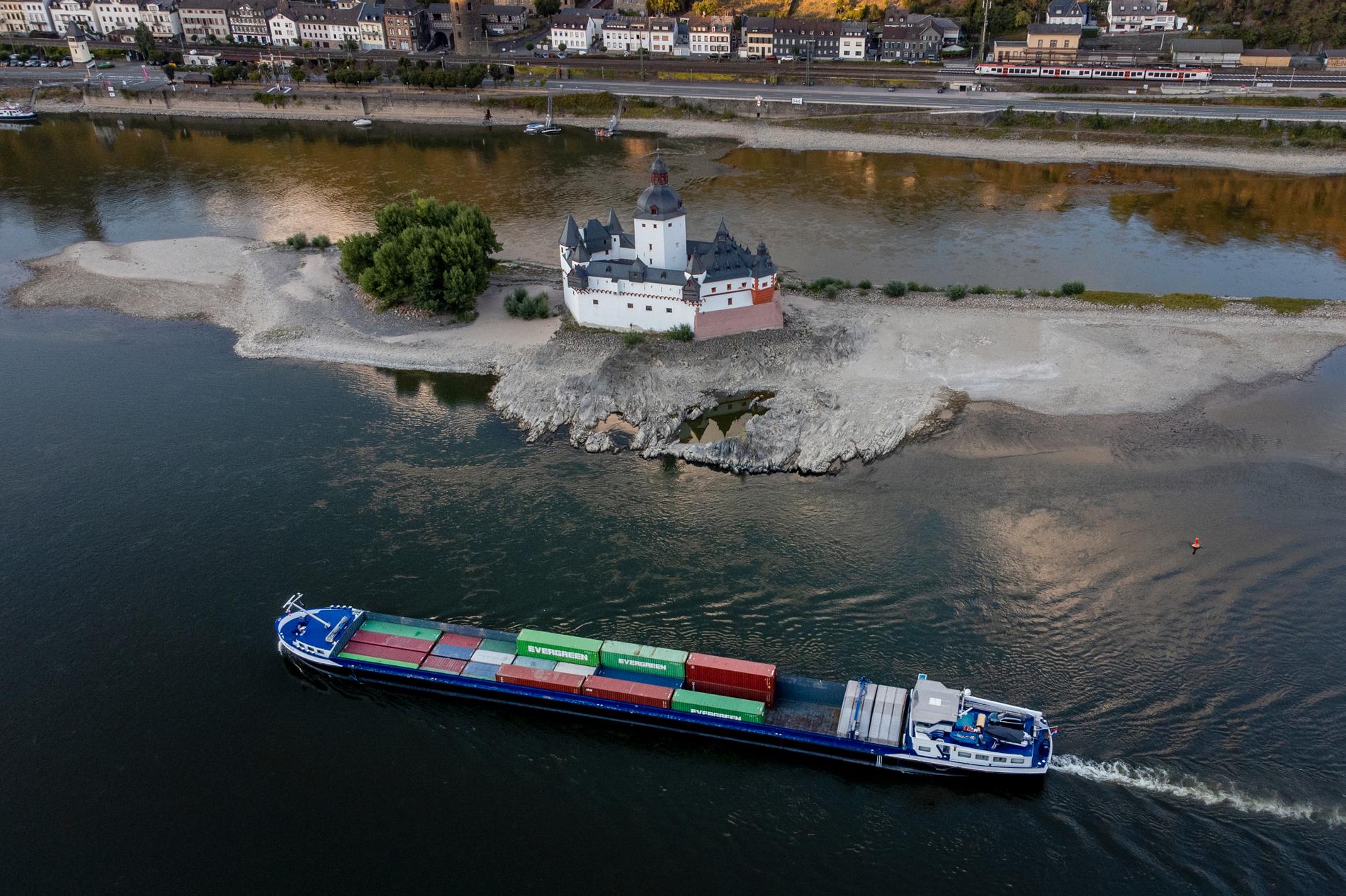 Fartyg med containrar passerar dagligen i Rhenfloden. 