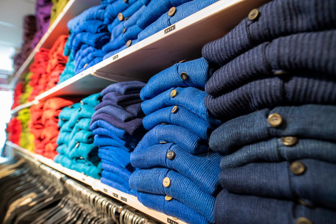 Trots ökad kunskap om tillverkningen av kläder och textiliers miljöpåverkan fortsätter konsumtionen att öka. Arkivbild.